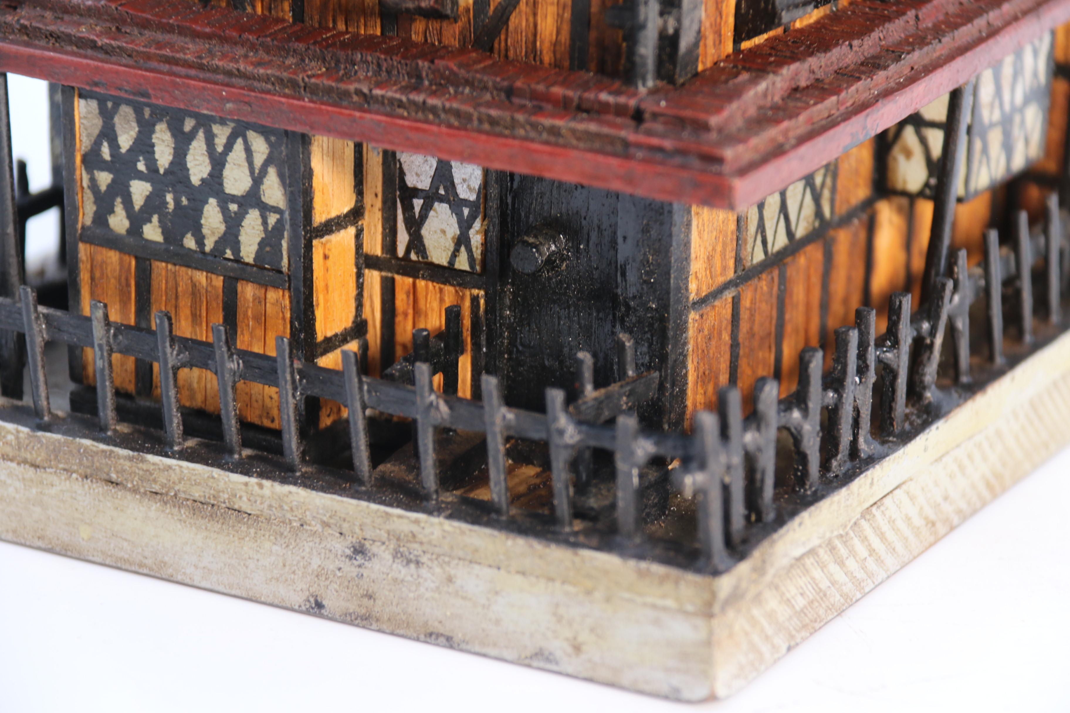 Modèle peint d'une célèbre maison médiévale anglaise construite à partir de bâtons d'allumettes C1910 en vente 7