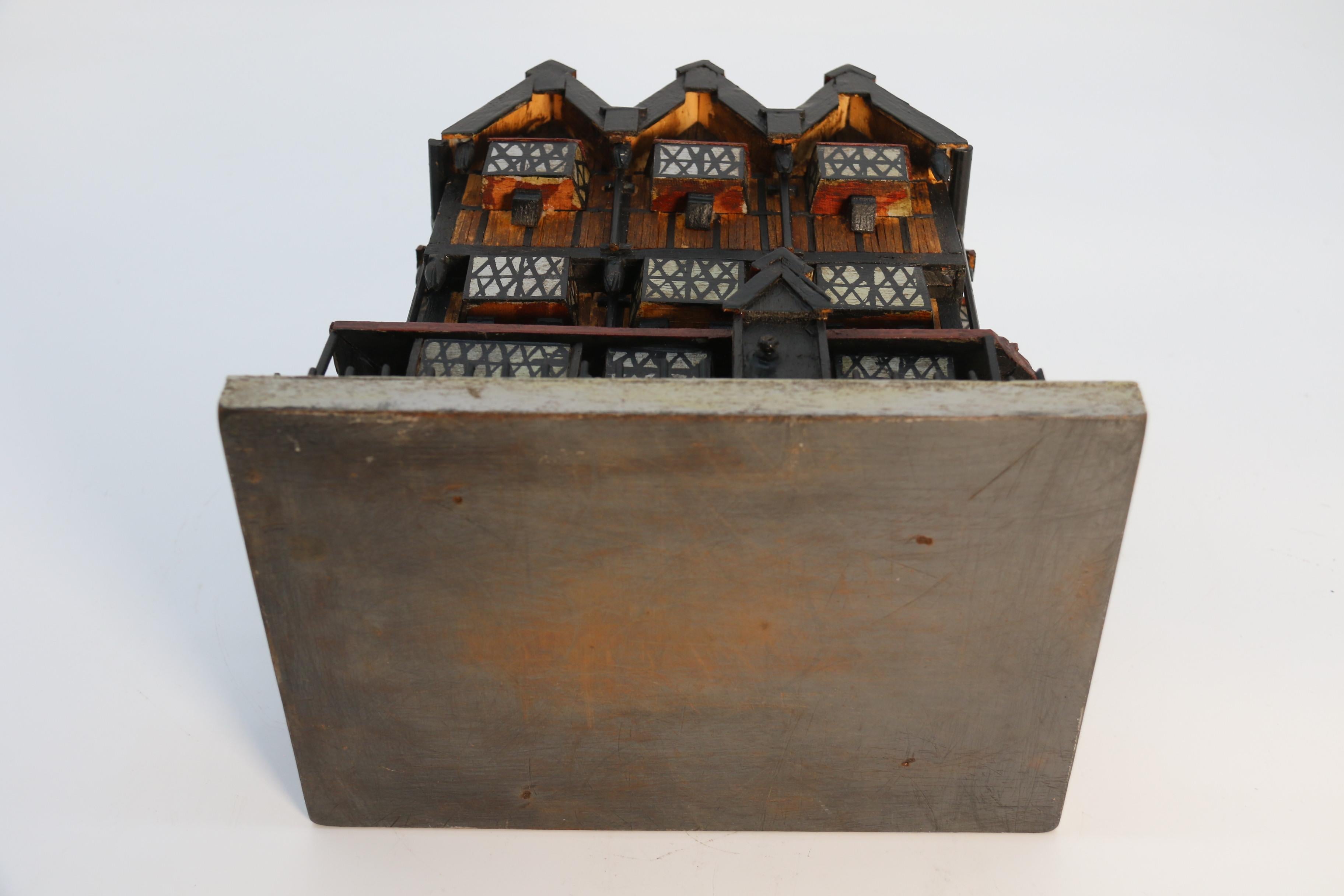 Modèle peint d'une célèbre maison médiévale anglaise construite à partir de bâtons d'allumettes C1910 en vente 8