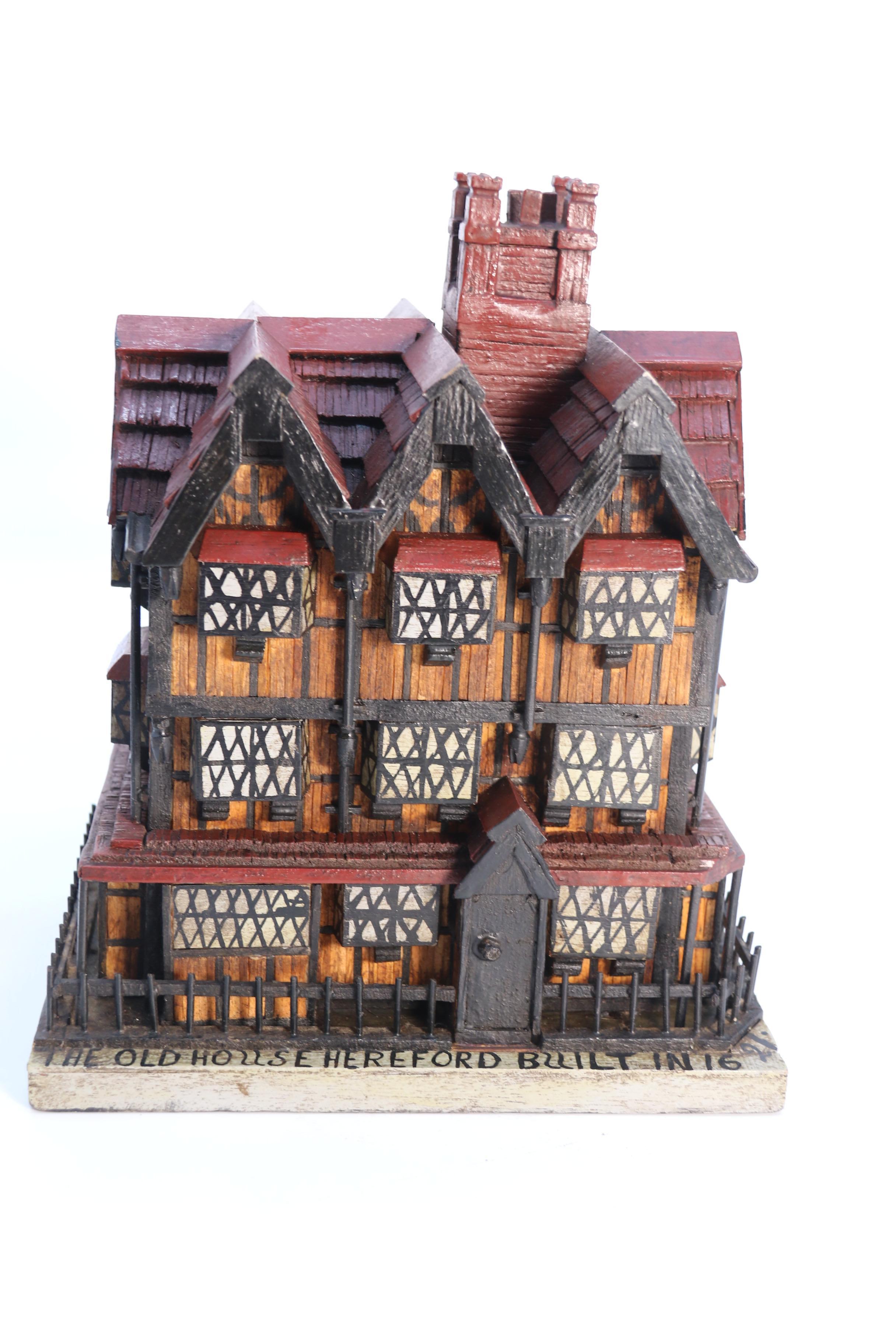 Cette superbe maquette d'art populaire anglais très détaillée date du début du XXe siècle et représente une célèbre propriété compliquée à colombages et au toit de chaume de Hereford, intitulée 