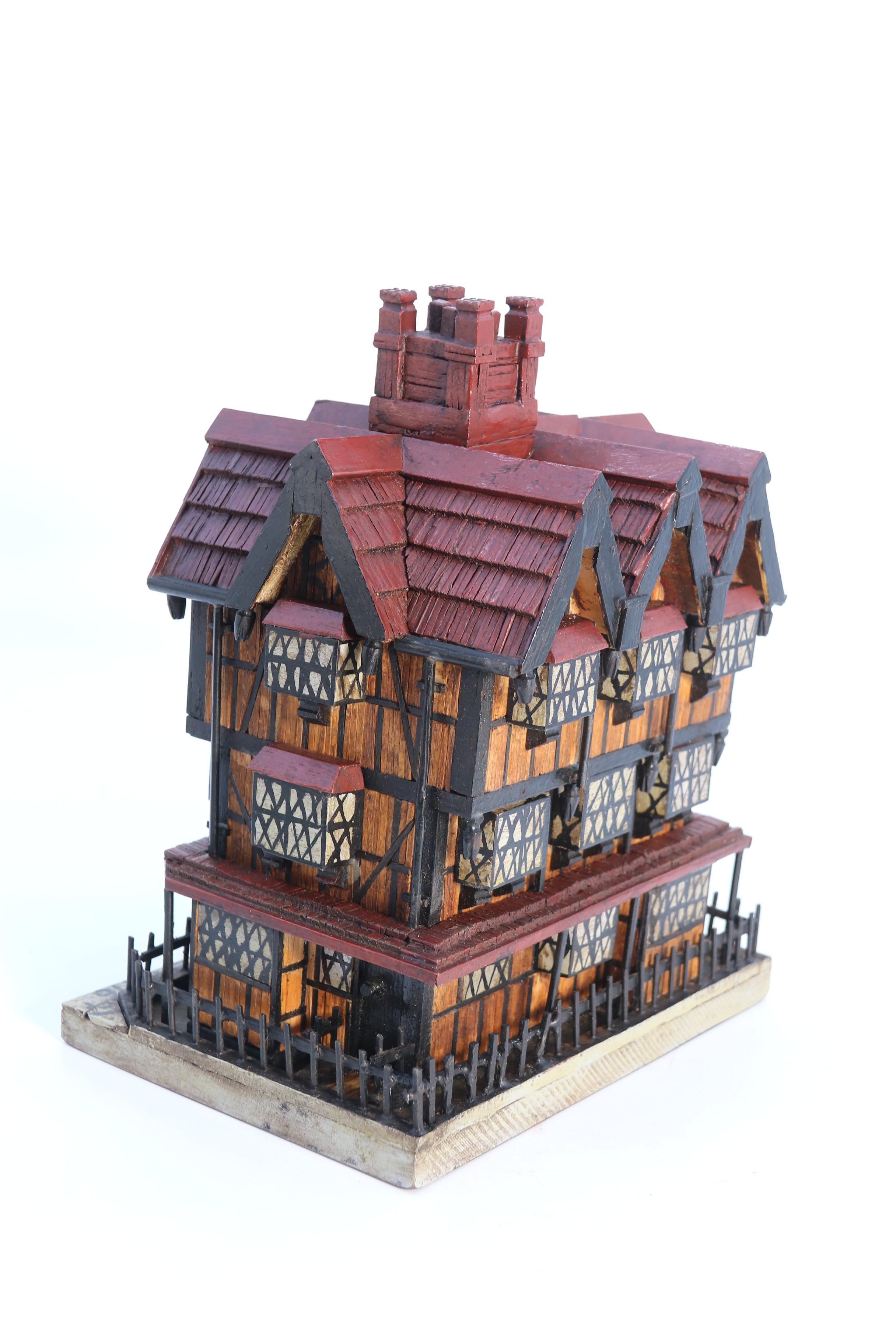Anglais Modèle peint d'une célèbre maison médiévale anglaise construite à partir de bâtons d'allumettes C1910 en vente