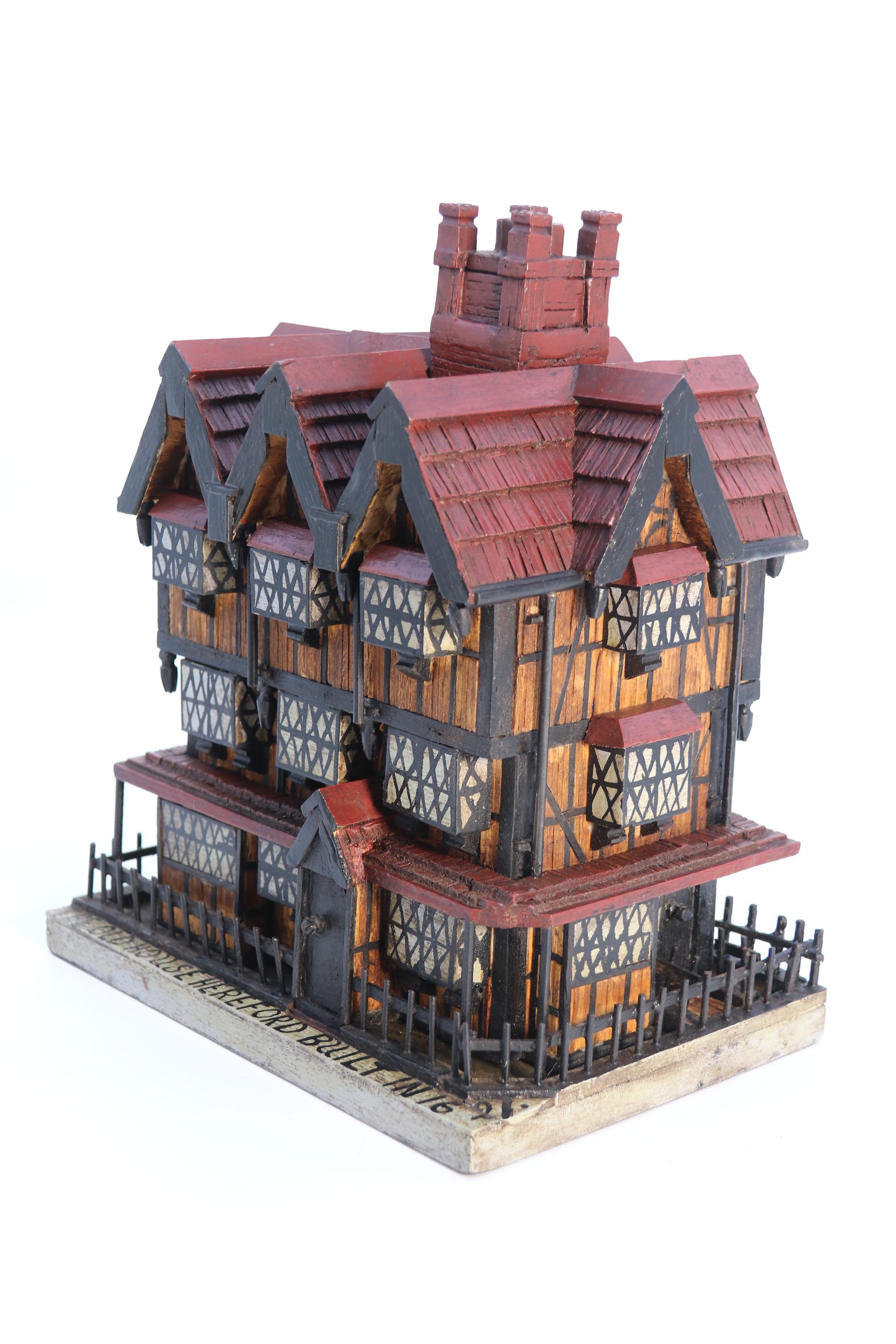 Modèle peint d'une célèbre maison médiévale anglaise construite à partir de bâtons d'allumettes C1910 Bon état - En vente à Central England, GB