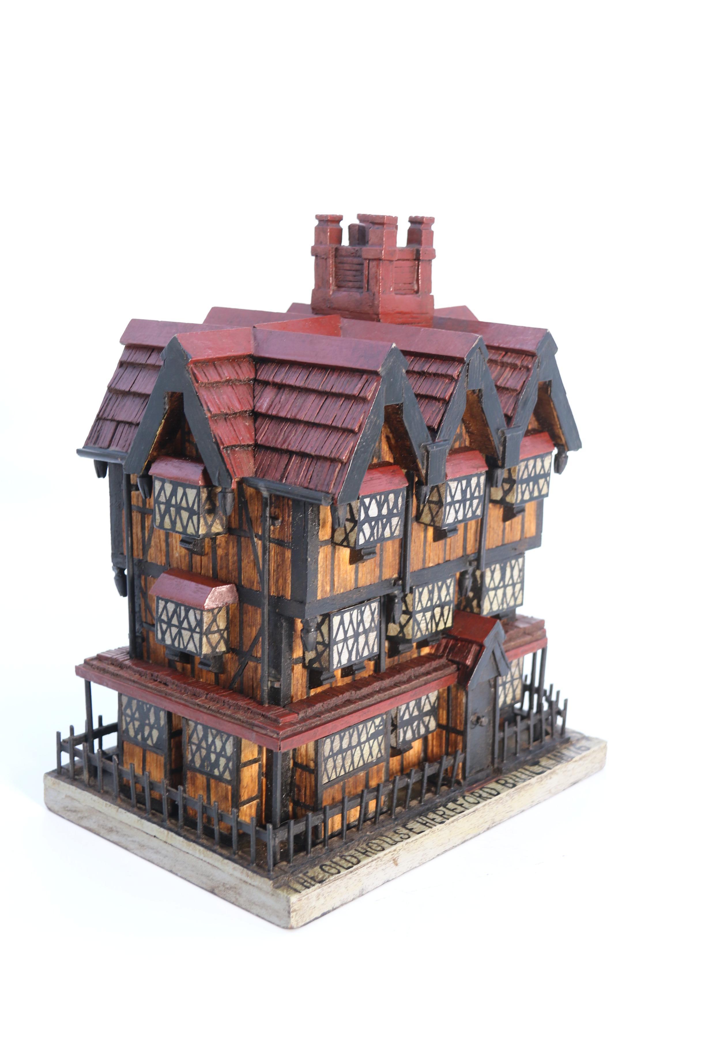 20ième siècle Modèle peint d'une célèbre maison médiévale anglaise construite à partir de bâtons d'allumettes C1910 en vente