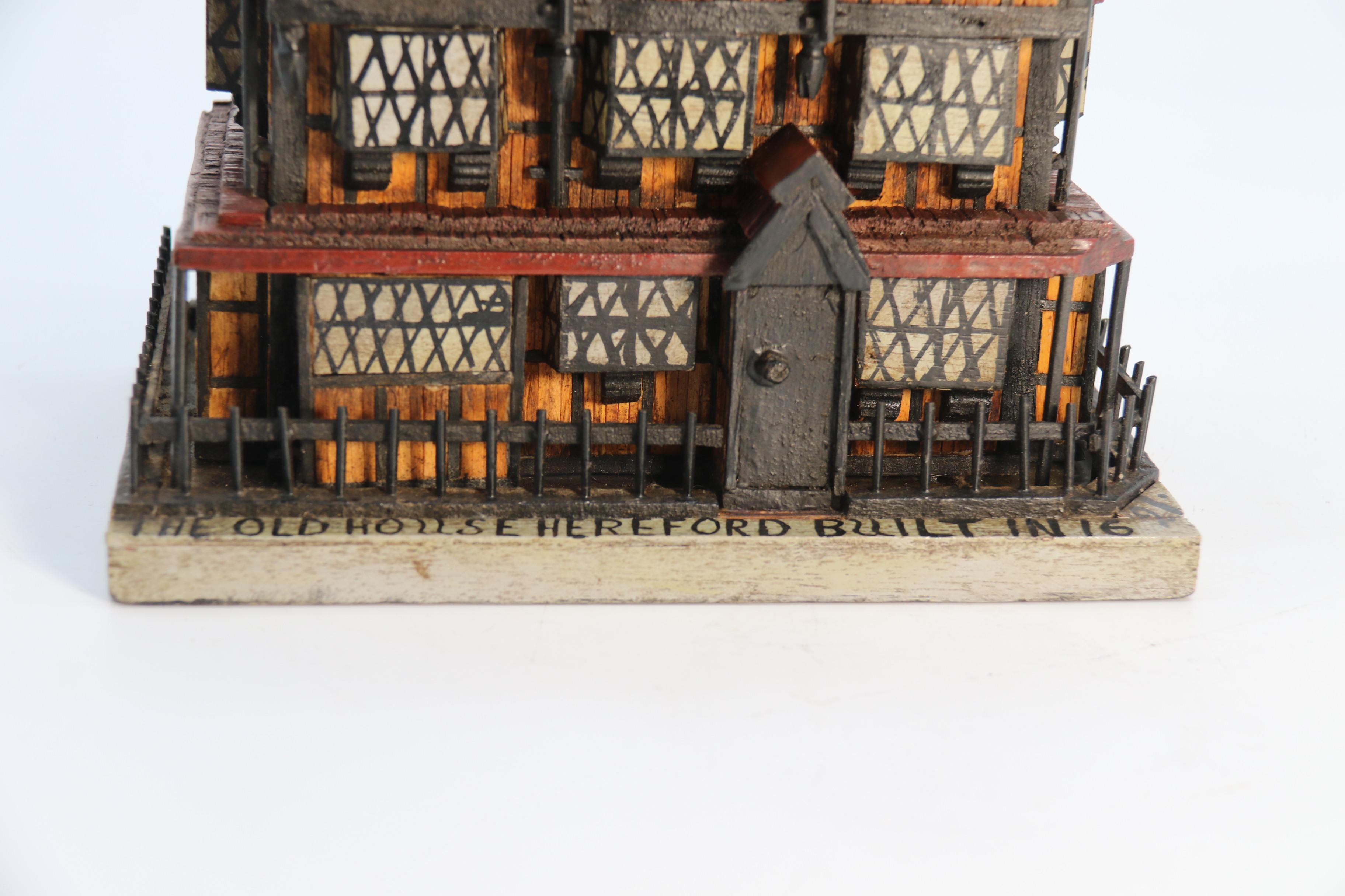 Autre Modèle peint d'une célèbre maison médiévale anglaise construite à partir de bâtons d'allumettes C1910 en vente