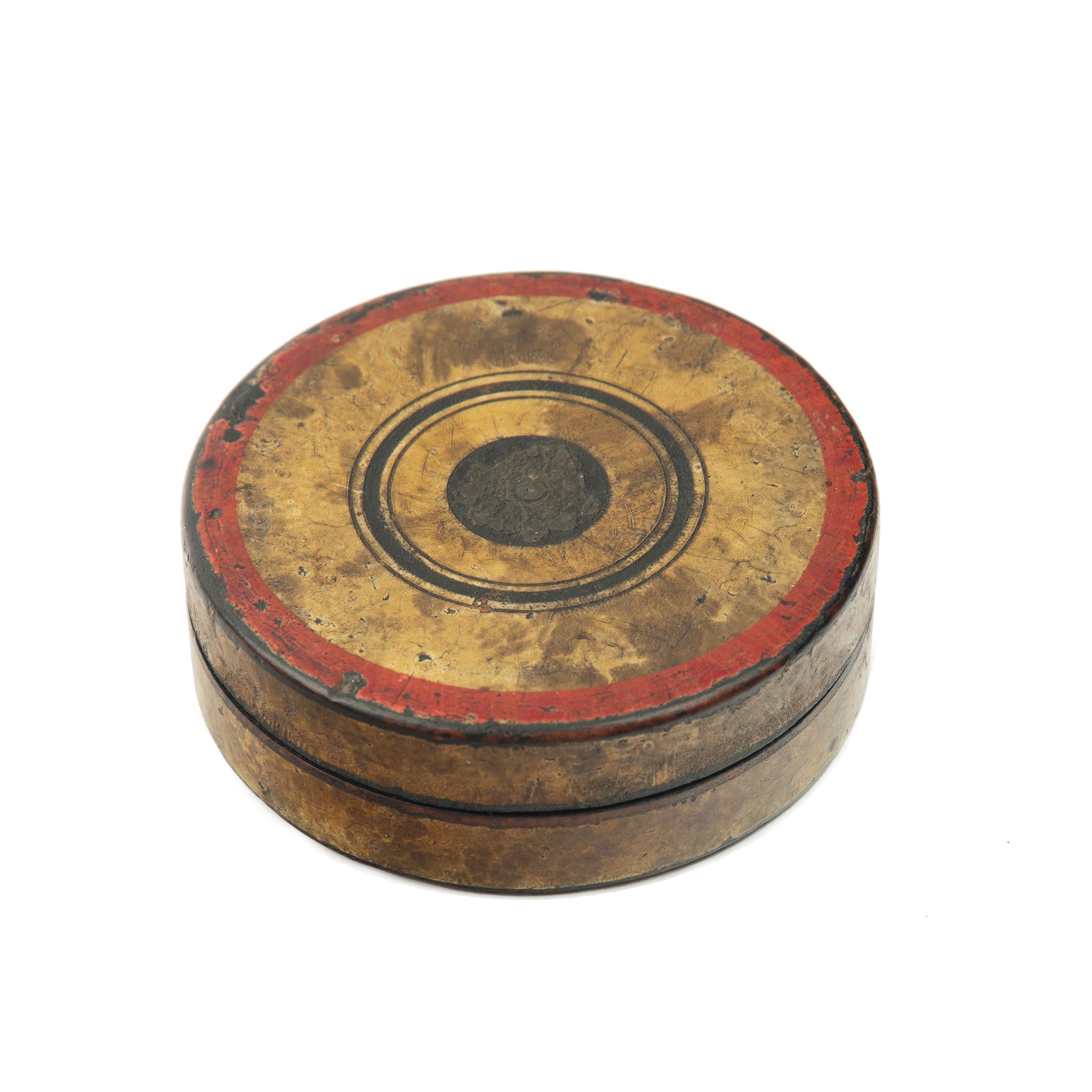English A painted Papier-mâché snuff box inscribed with provenance to a gunner on Victor