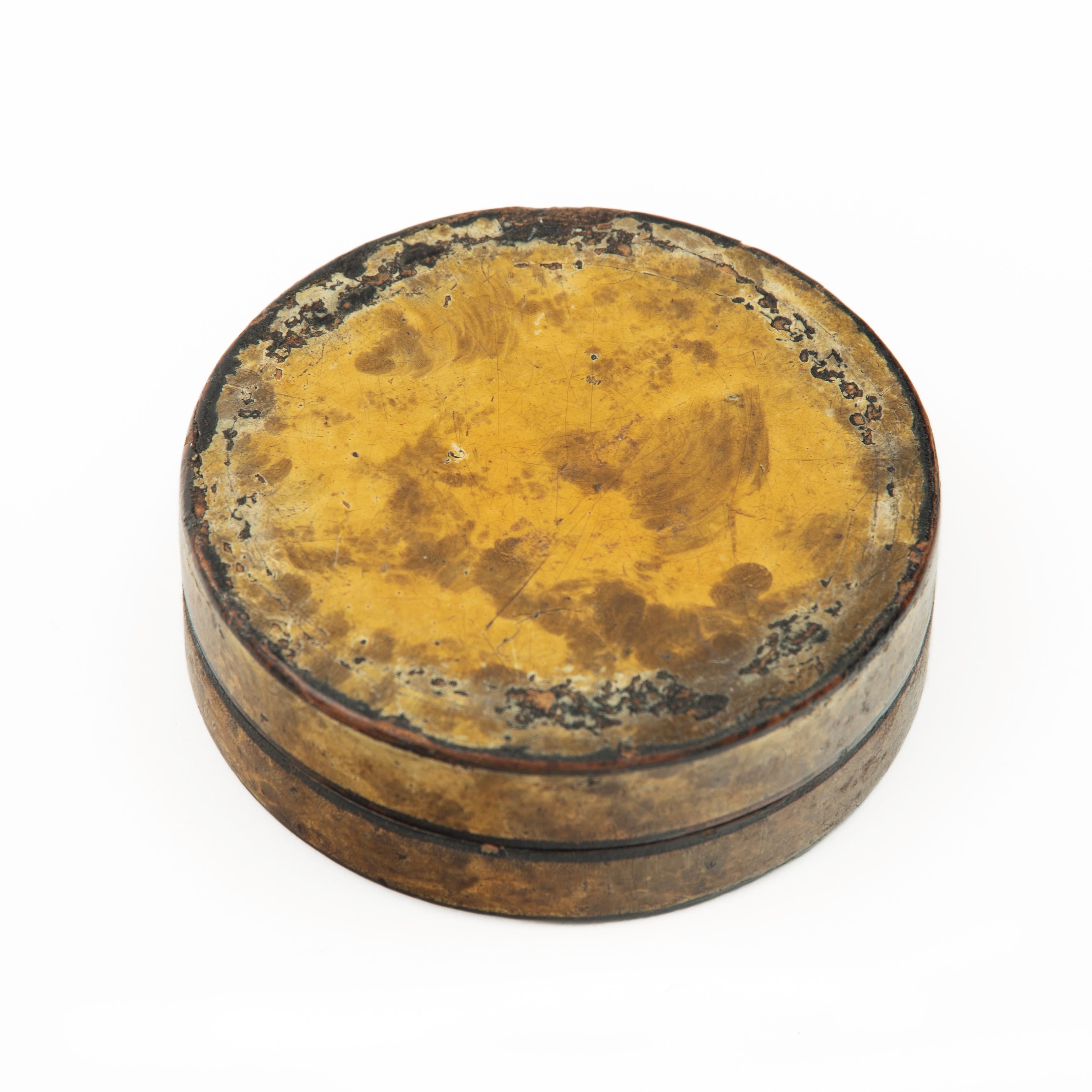 A painted Papier-mâché snuff box inscribed with provenance to a gunner on Victor In Good Condition In Lymington, Hampshire