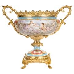 Centro de mesa de porcelana pintada, montura de bronce dorado, S. XIX