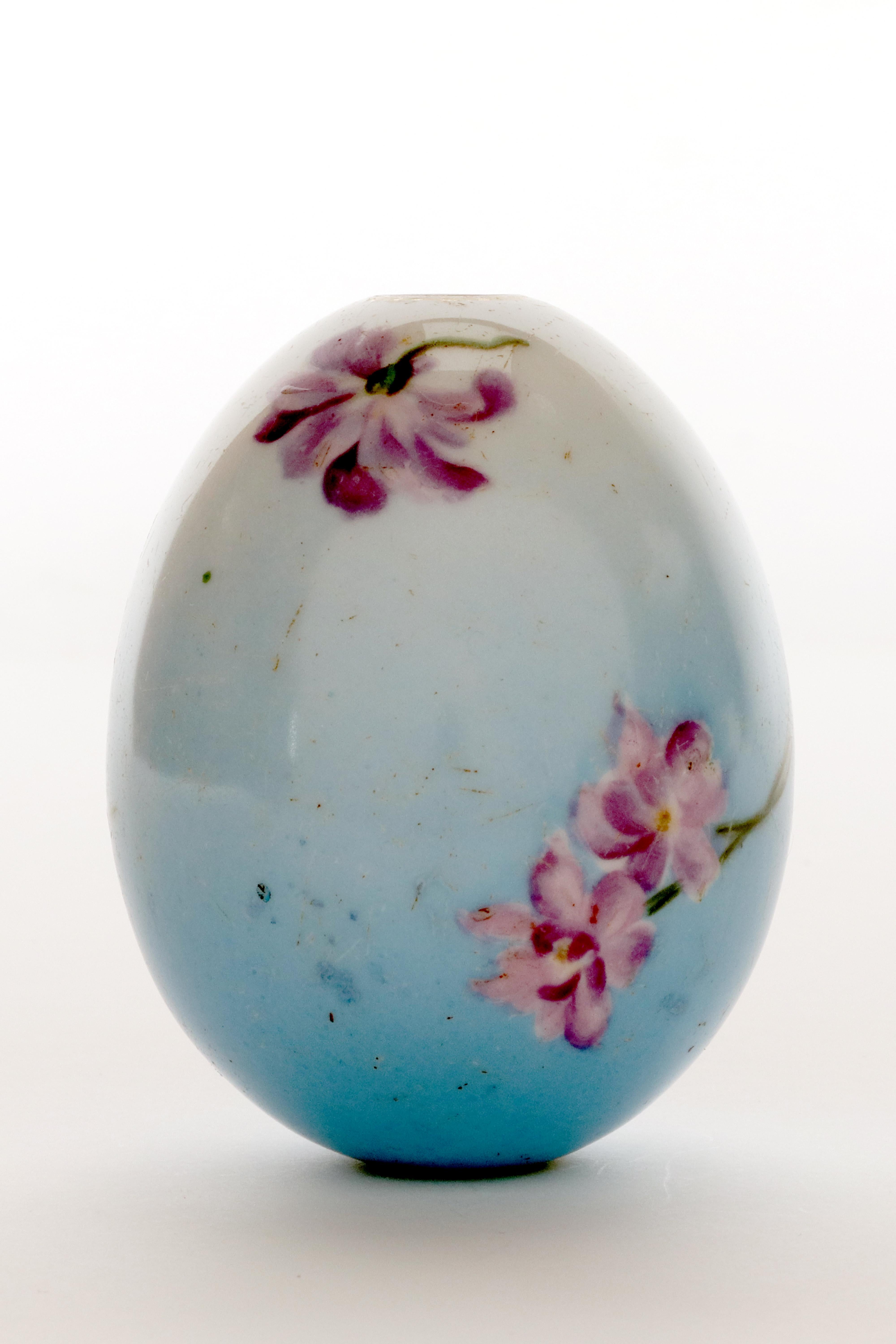 A painted porcelain Easter egg depicting a bunch of Violet flowers, Russia 1890. In Good Condition For Sale In Milan, IT