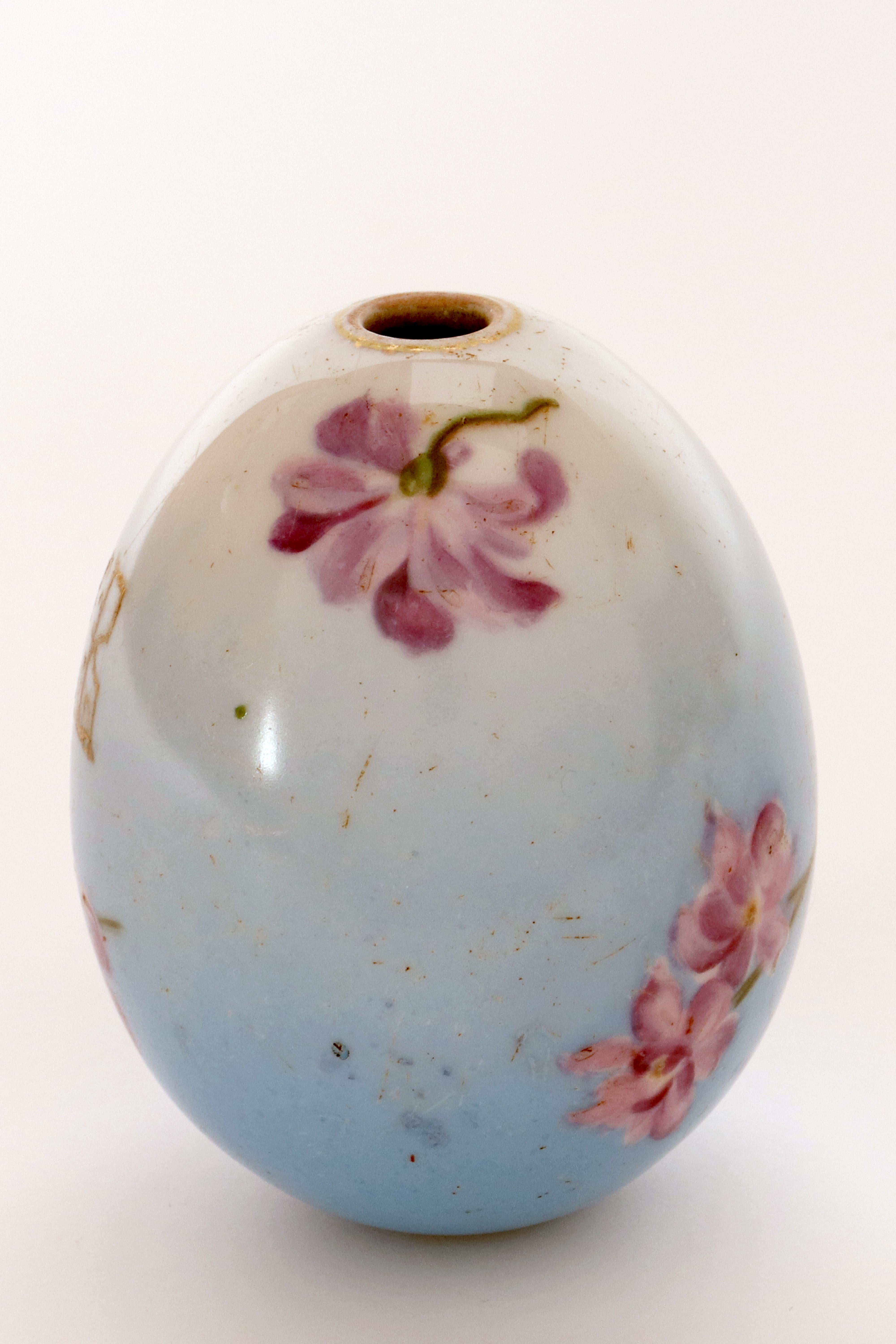 A painted porcelain Easter egg depicting a bunch of Violet flowers, Russia 1890. For Sale 1