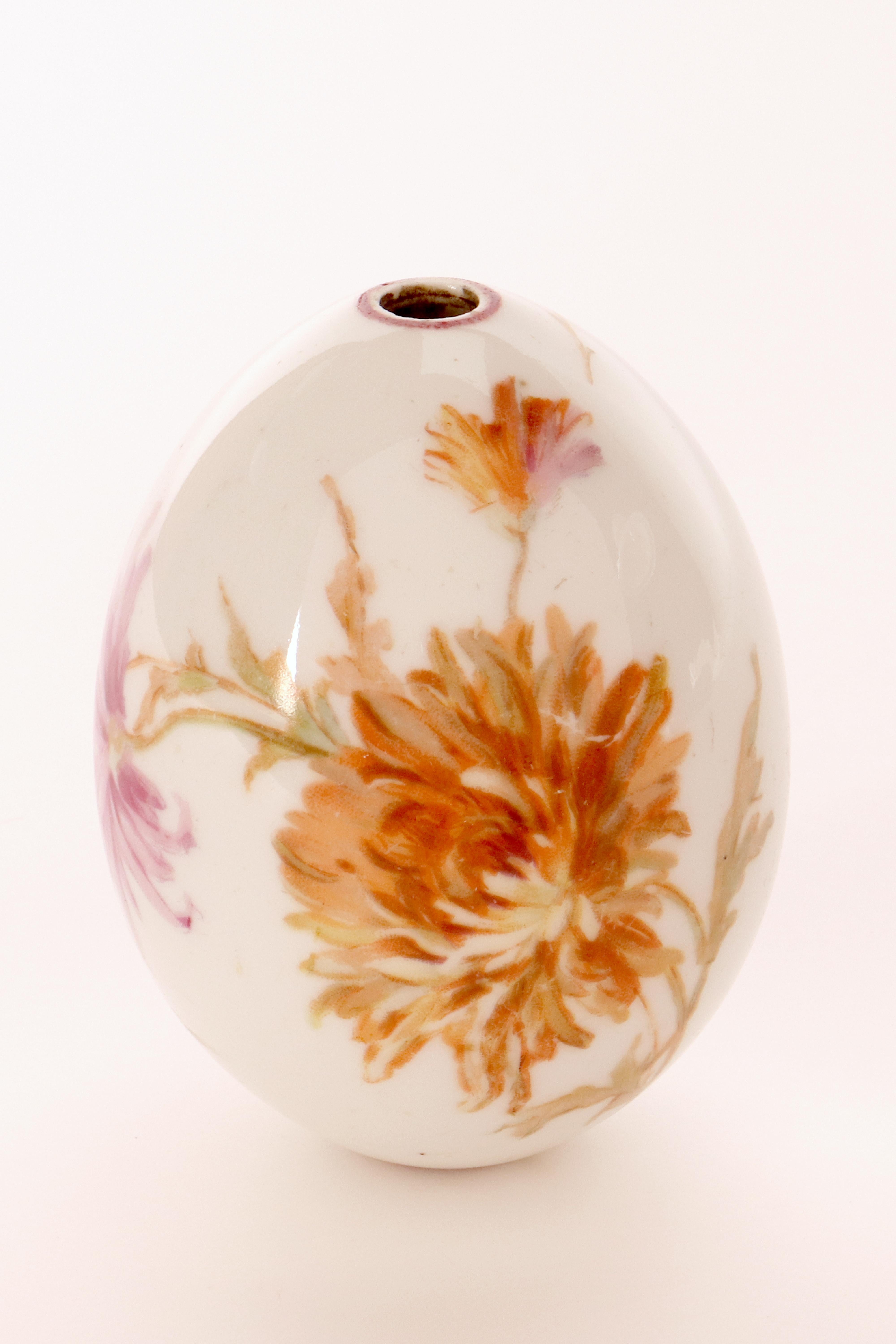 Ein bemaltes Porzellan-Osterei mit Dahlienblüten, Russland um 1890. im Angebot 5