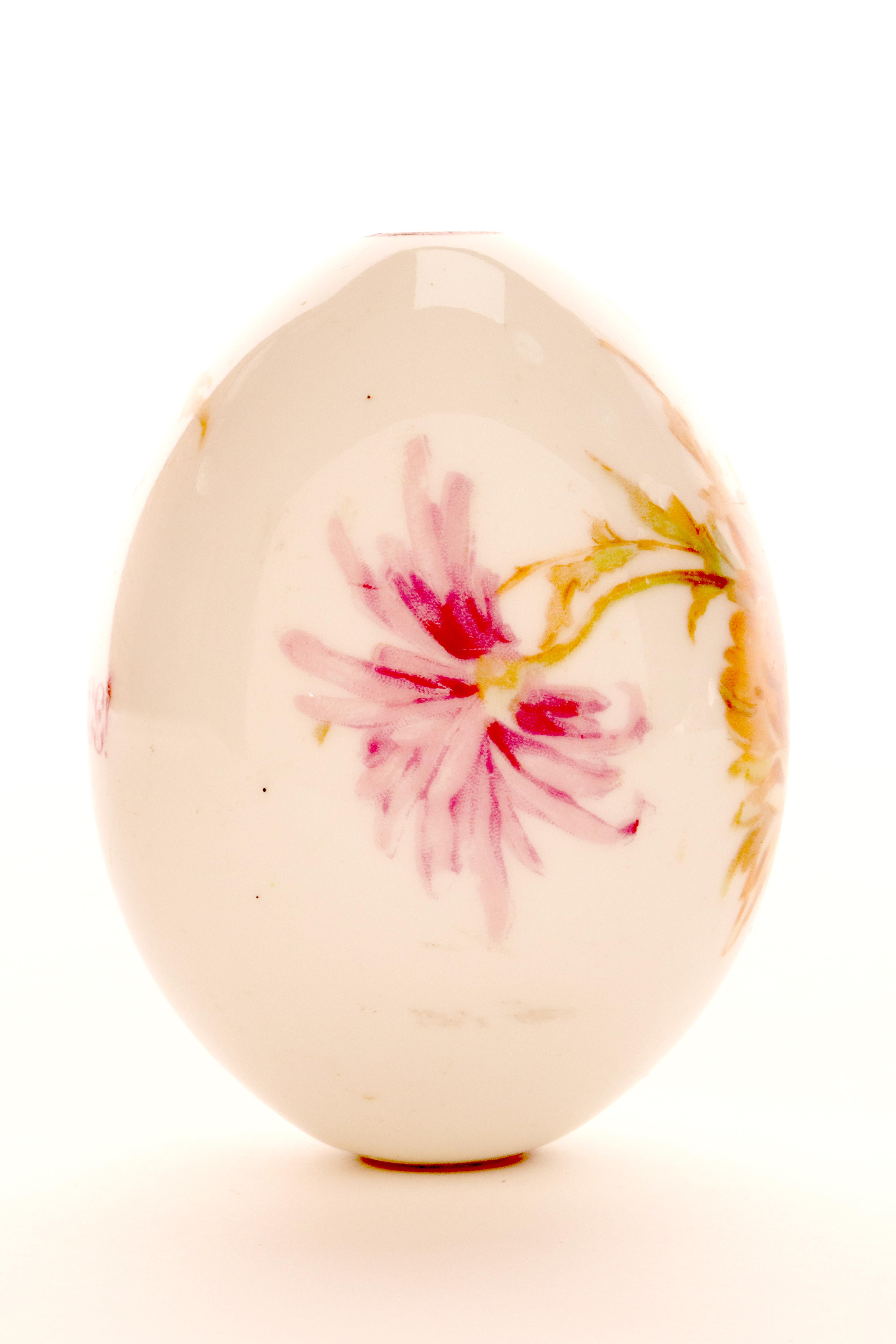 Ein bemaltes Porzellan-Osterei mit Dahlienblüten, Russland um 1890. (Russisch) im Angebot