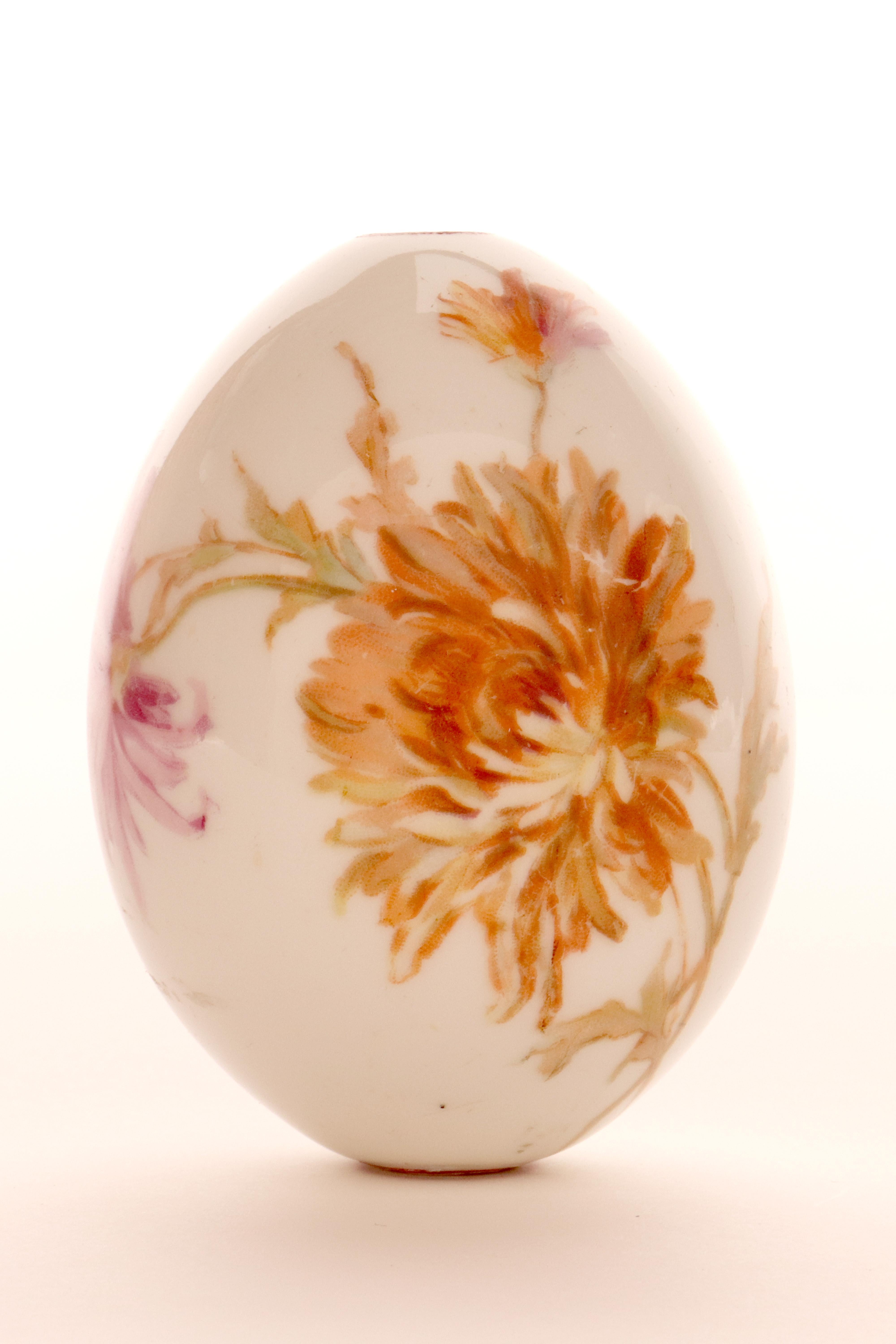 Ein bemaltes Porzellan-Osterei mit Dahlienblüten, Russland um 1890. im Angebot 2