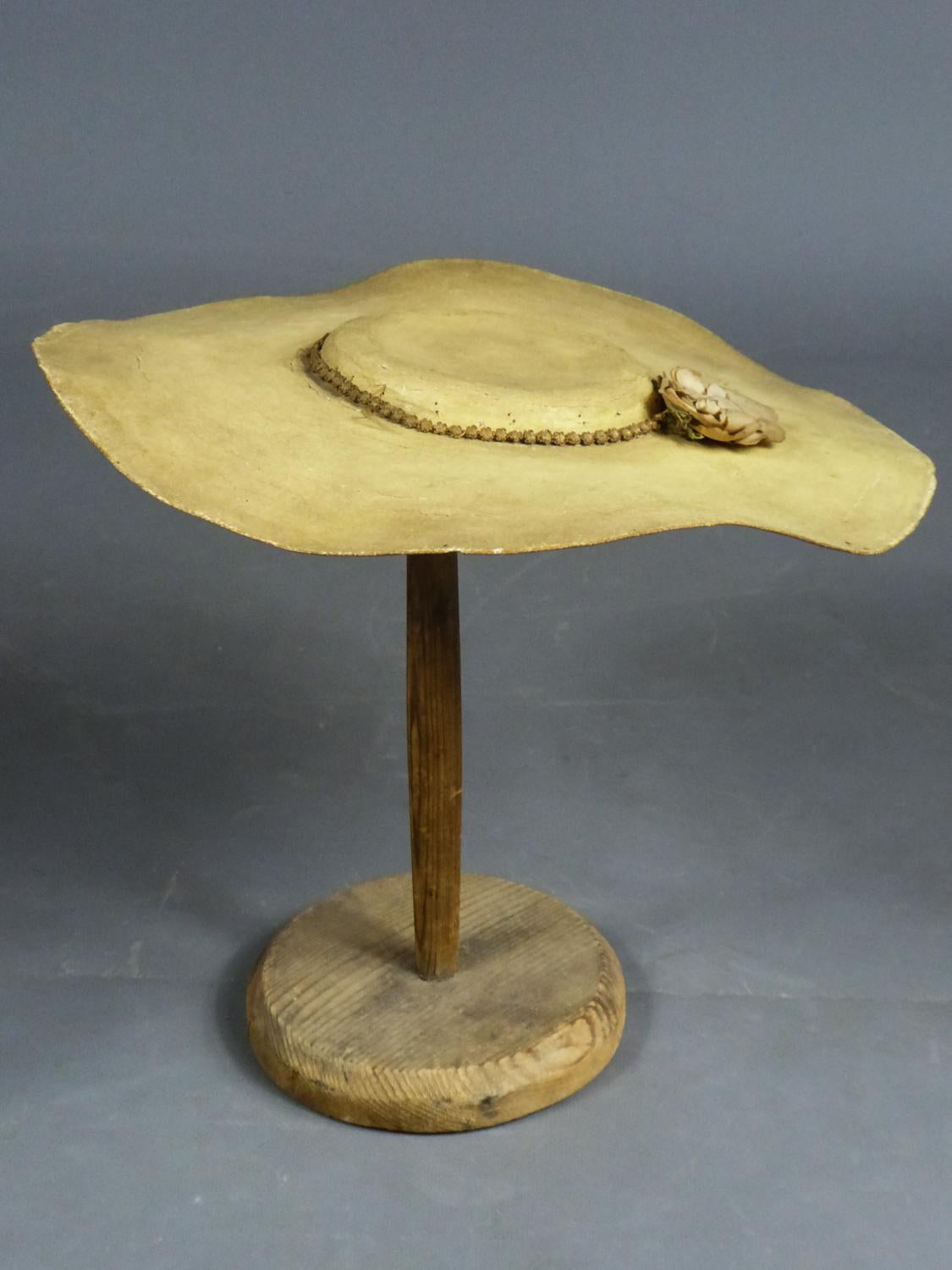 A Rare Collectible Painted Straw Bergère or Milkmaid’s Hat Circa 1730-1780 In Good Condition In Toulon, FR