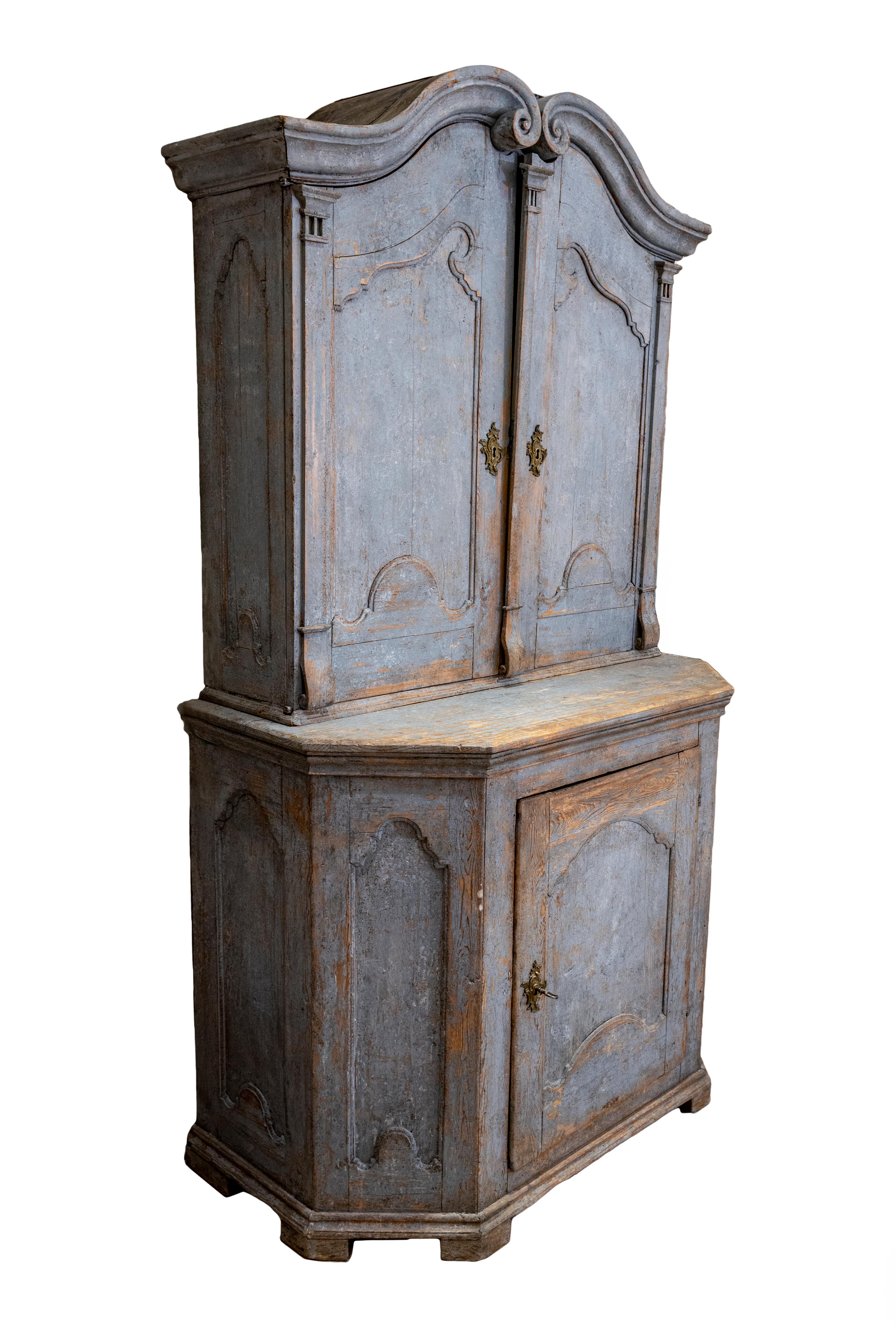 Painted Swedish Provincial Rococo Display Cabinet In Good Condition For Sale In Washington, DC