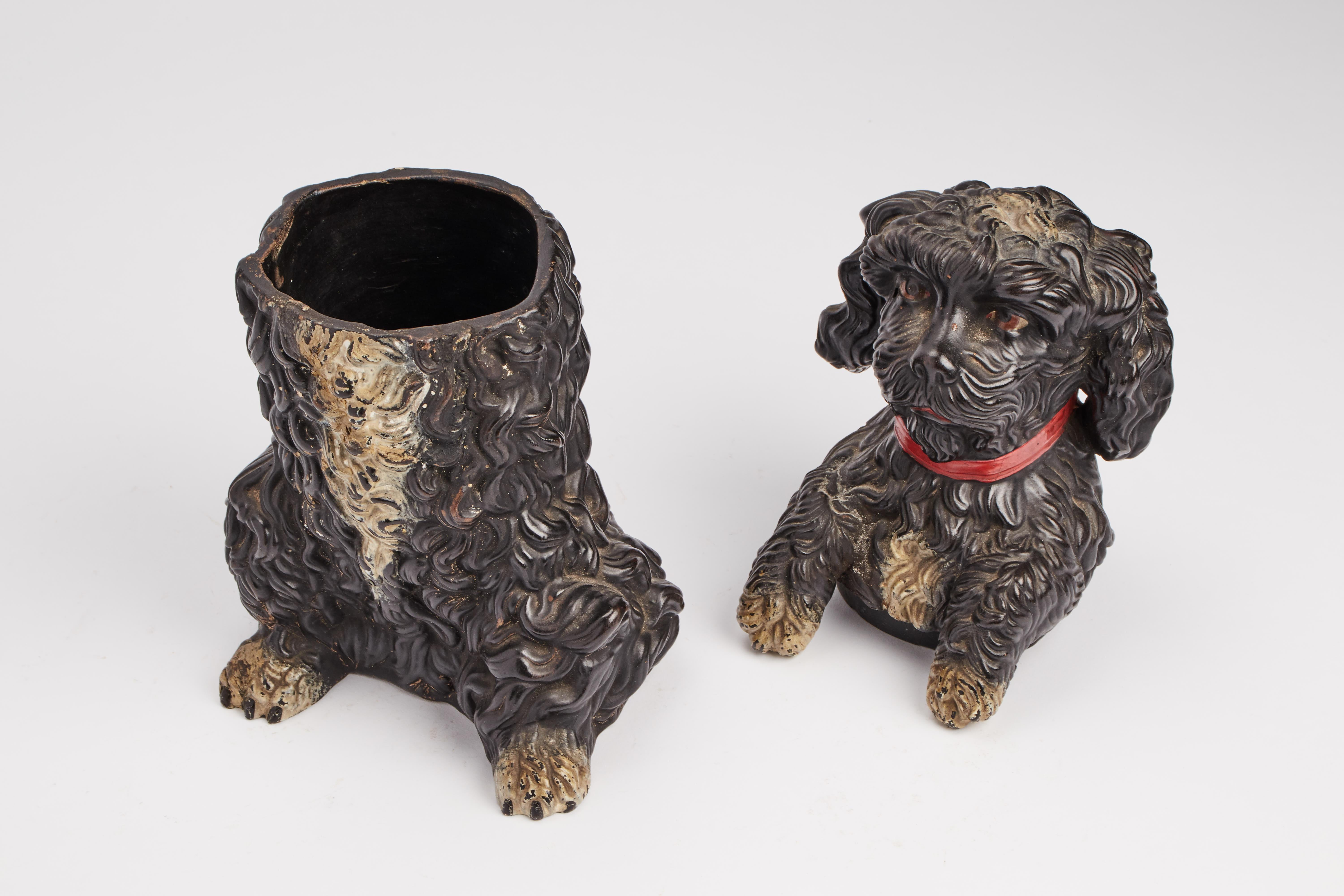 Terre cuite Un porte- tabac peint représentant un chien de caniche, Autriche 1880.  en vente