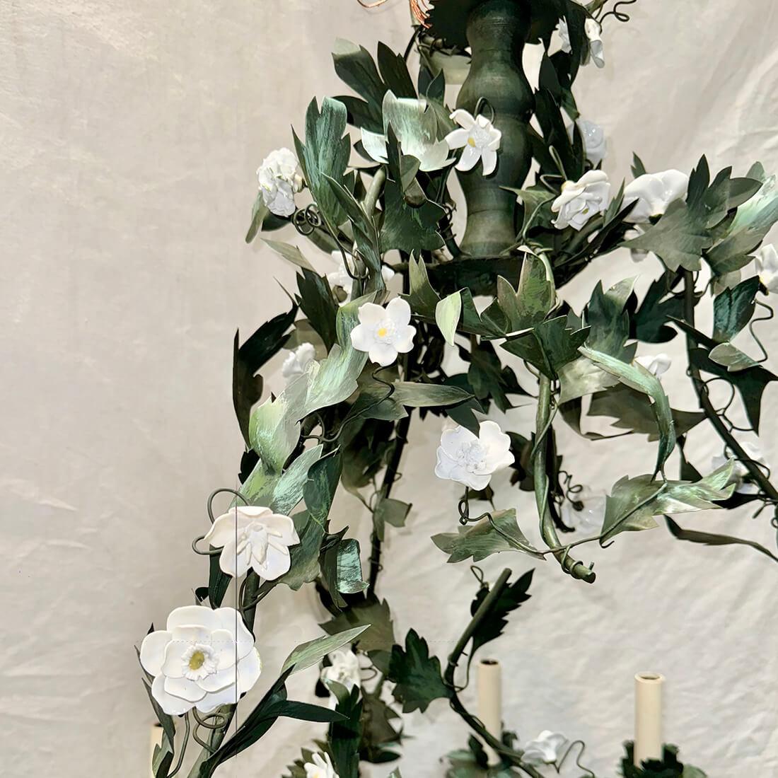 Lustre italien en métal peint, datant des années 1920, avec 16 lumières et des fleurs en porcelaine.

Mesures :
Chute : 39