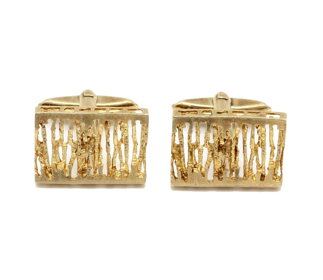A pair of 9 Kt gold pierced rectangular cufflinks with swivel fittings.
Hallmarked London 1972