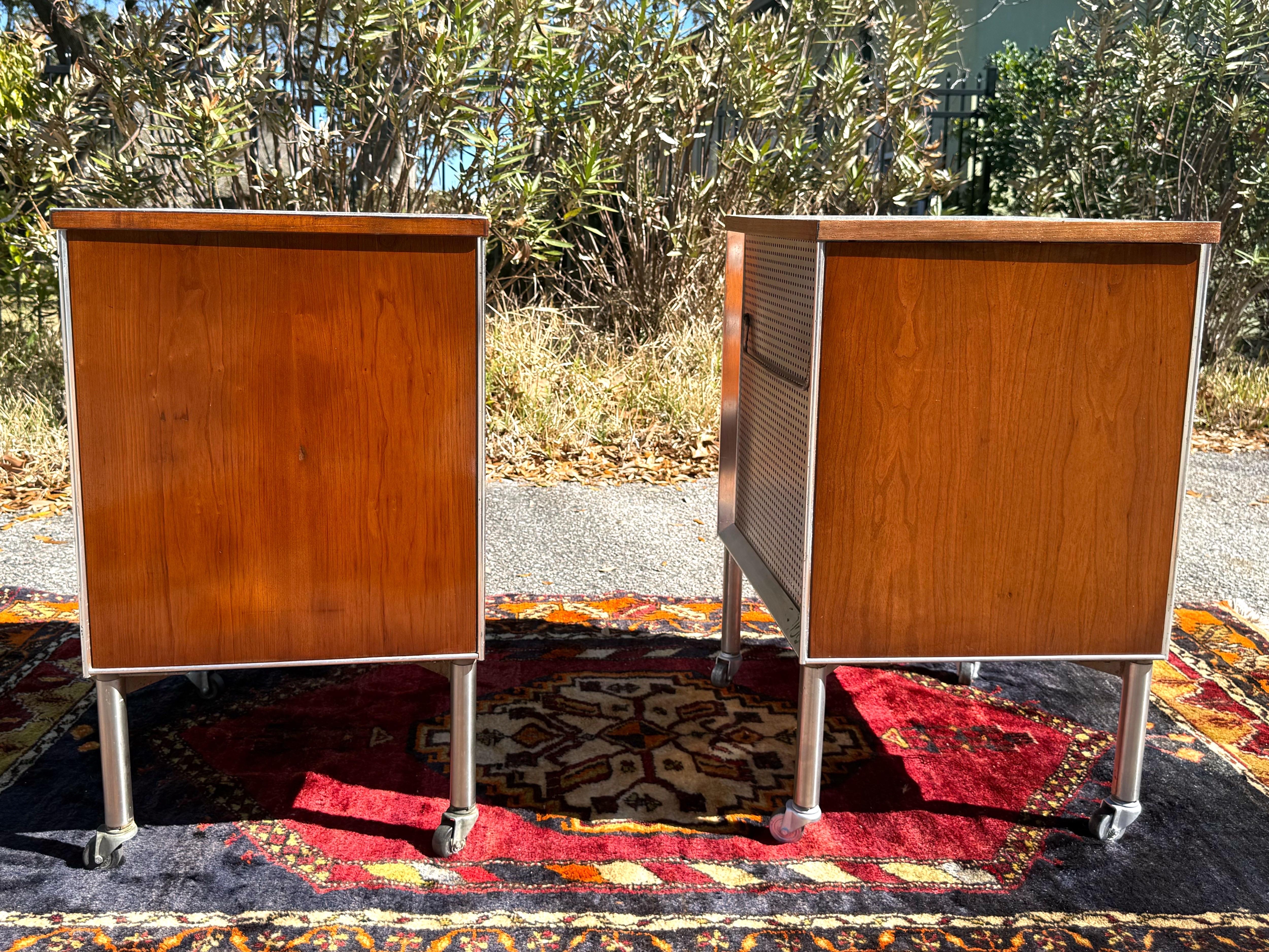 A pair 1950s Raymond Loewy Industrial Rolling 3 Drawer Nightstands or End Tables For Sale 4