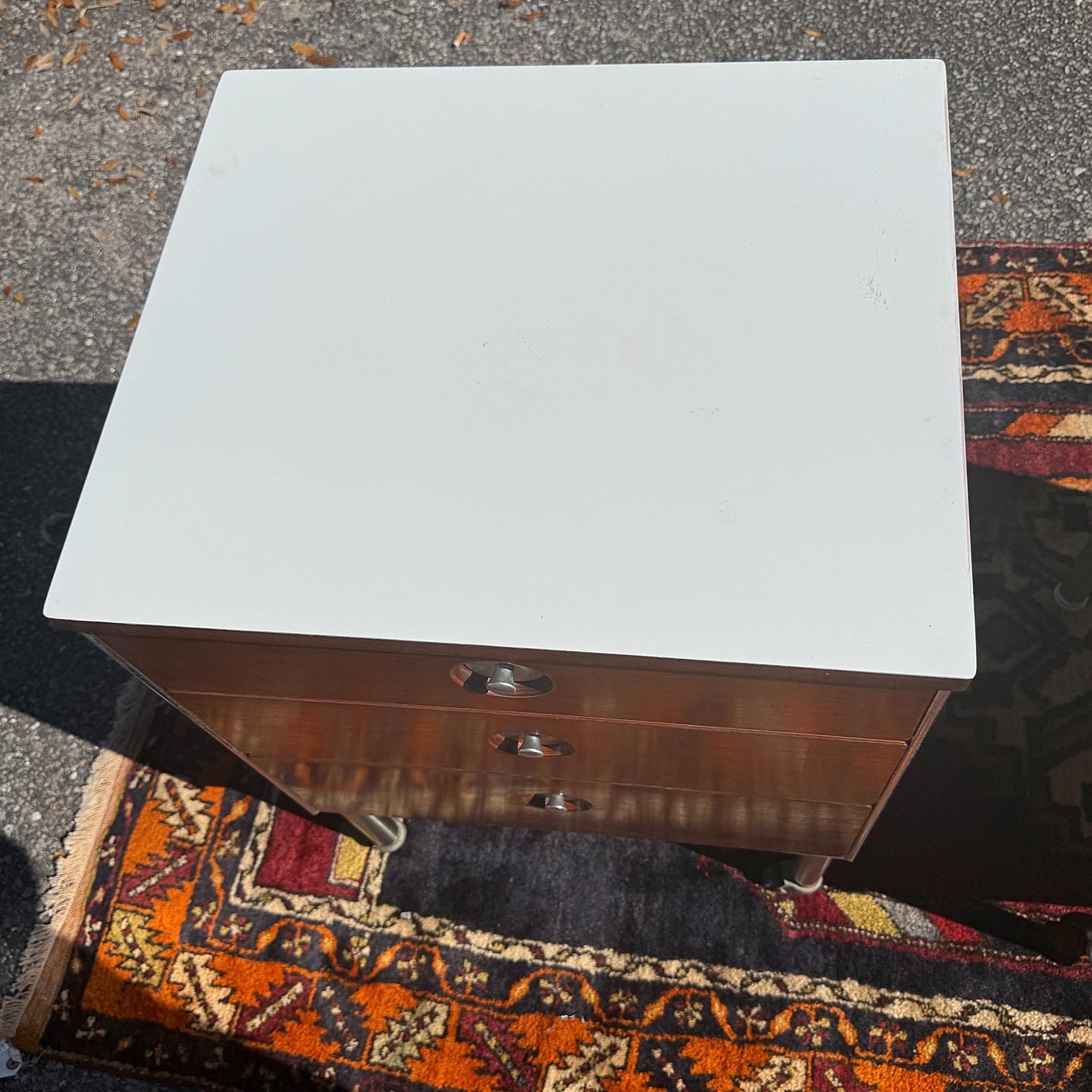 A pair 1950s Raymond Loewy Industrial Rolling 3 Drawer Nightstands or End Tables In Good Condition For Sale In Charleston, SC