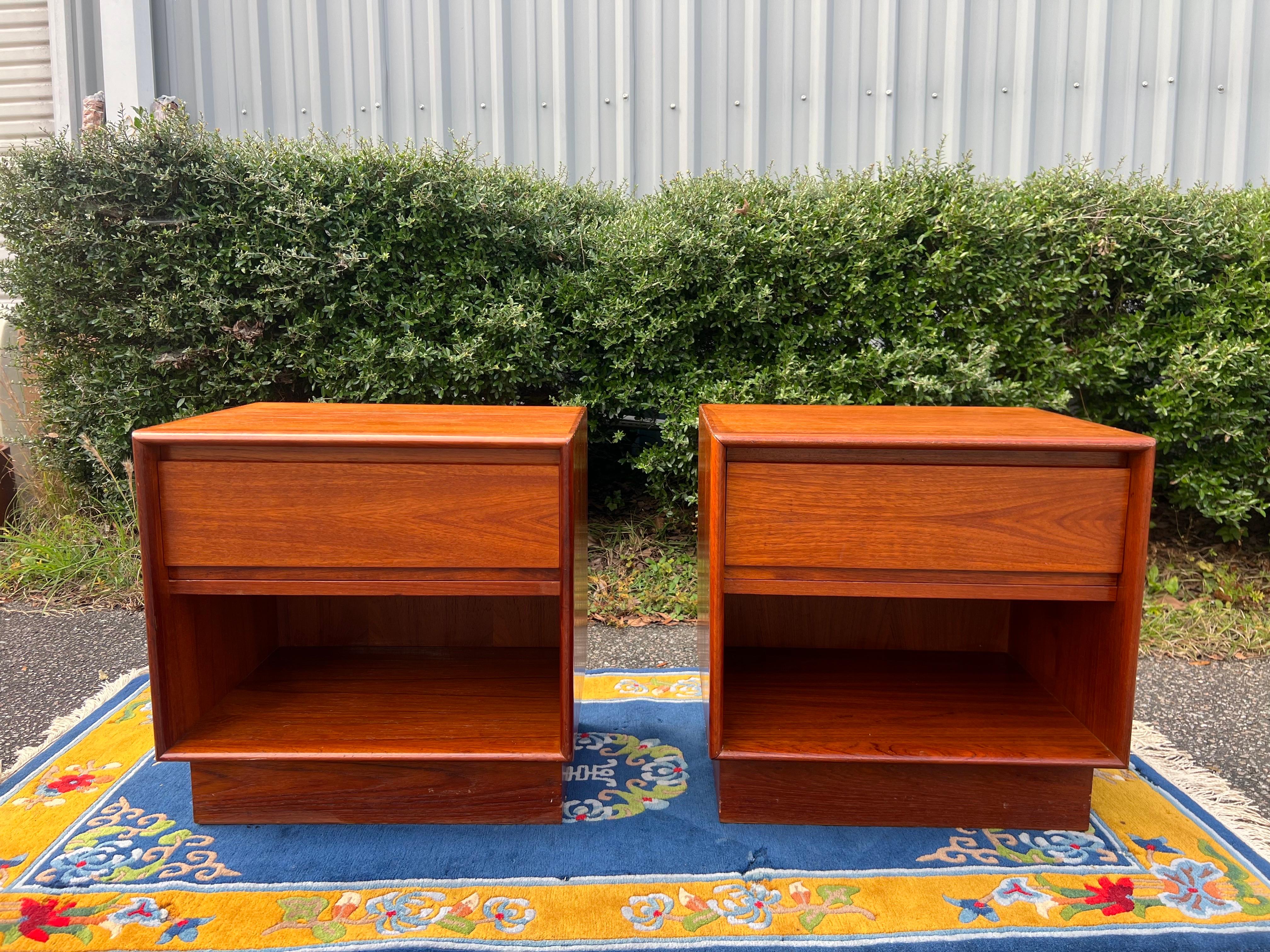 A pair 1960s Mid Century Danish Modern Teak Cube Nightstands by Danflex Systems In Good Condition For Sale In Charleston, SC