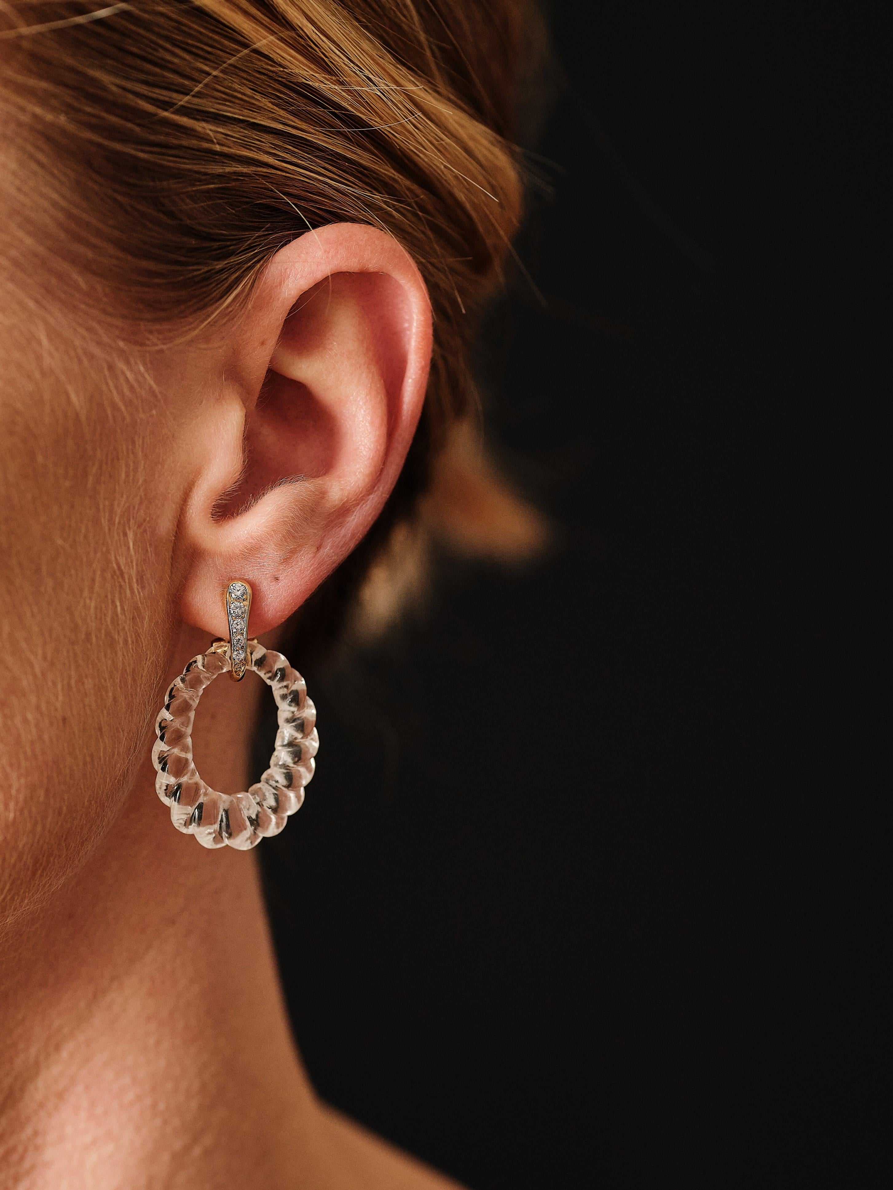 Une paire de boucles d'oreilles intemporelles en cristal de roche taillé de Cartier 