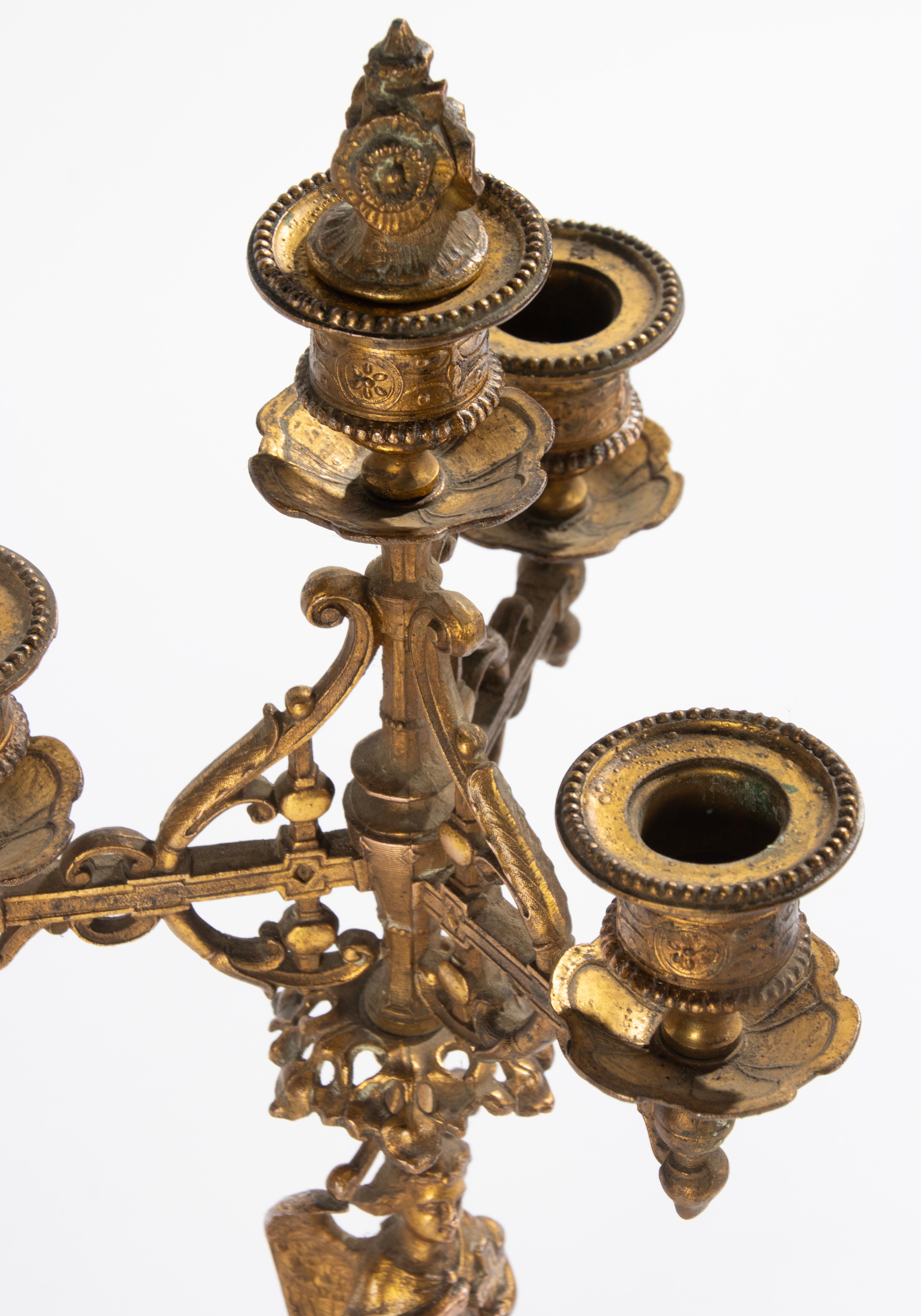 Ein Paar Kandelaber aus dem 19. Jahrhundert – Bronze patiniertes Zinn im gotischen Stil im Angebot 2