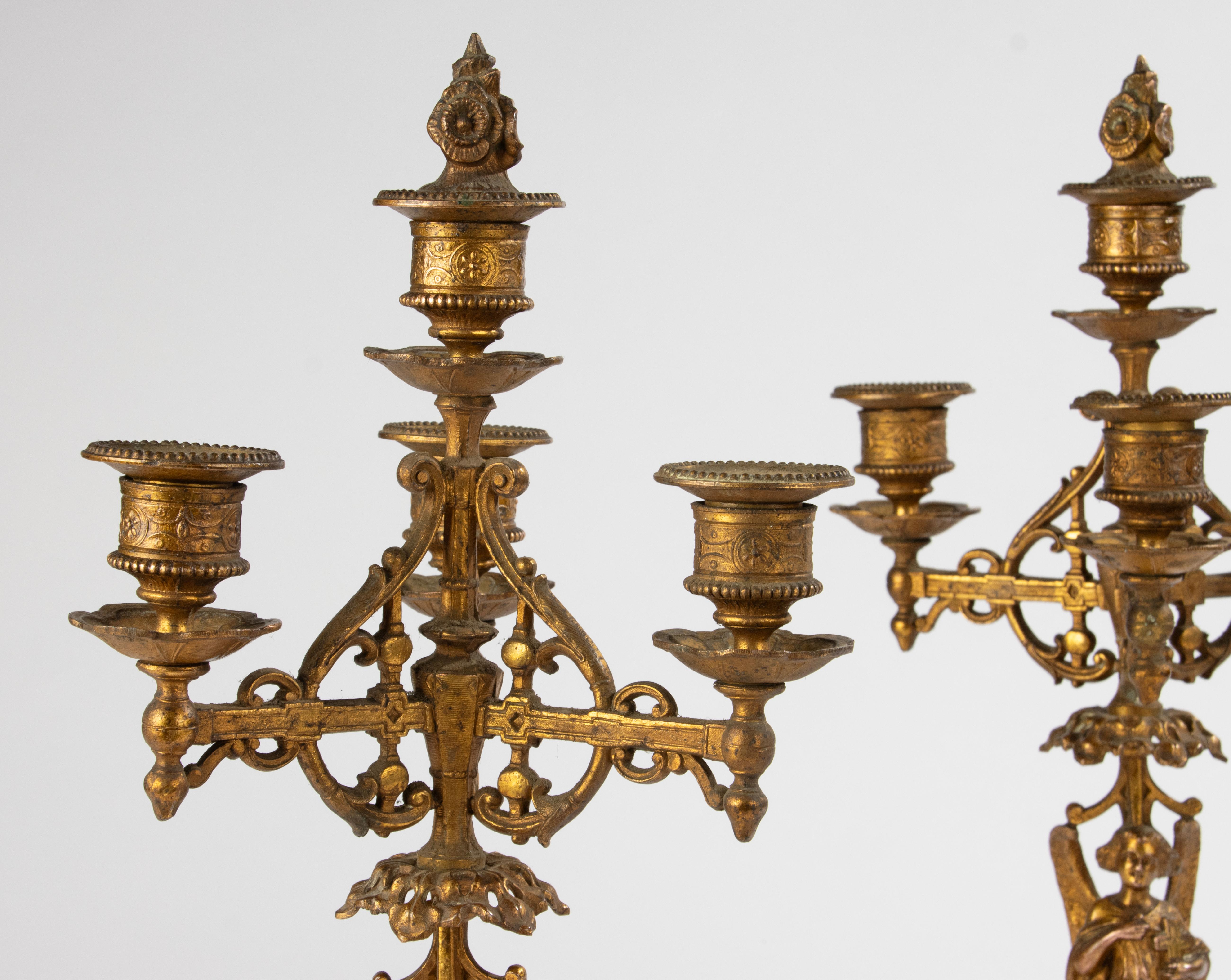 Ein Paar Kandelaber aus dem 19. Jahrhundert – Bronze patiniertes Zinn im gotischen Stil im Angebot 3