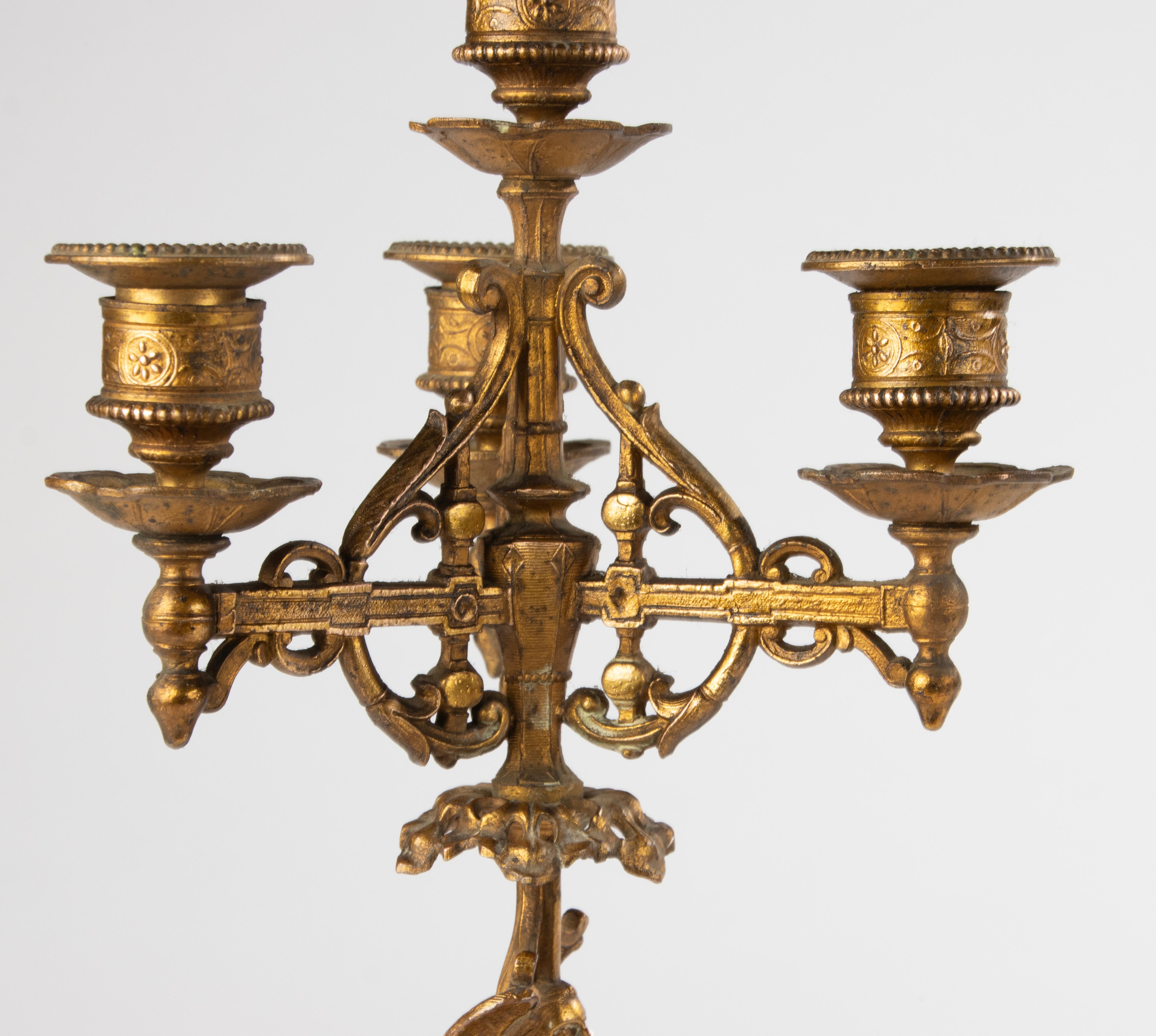 Ein Paar Kandelaber aus dem 19. Jahrhundert – Bronze patiniertes Zinn im gotischen Stil im Angebot 6