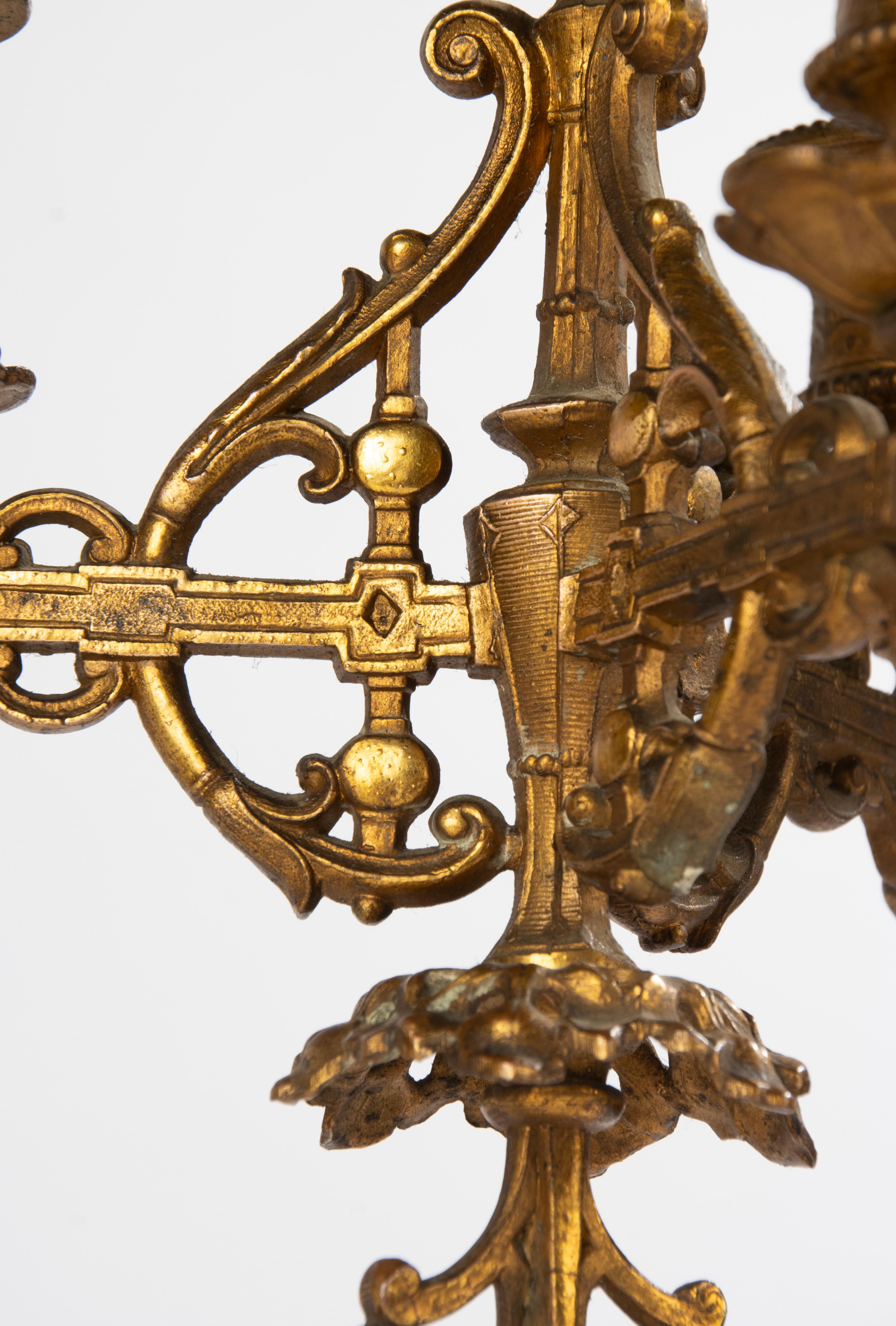 Ein Paar Kandelaber aus dem 19. Jahrhundert – Bronze patiniertes Zinn im gotischen Stil im Angebot 7