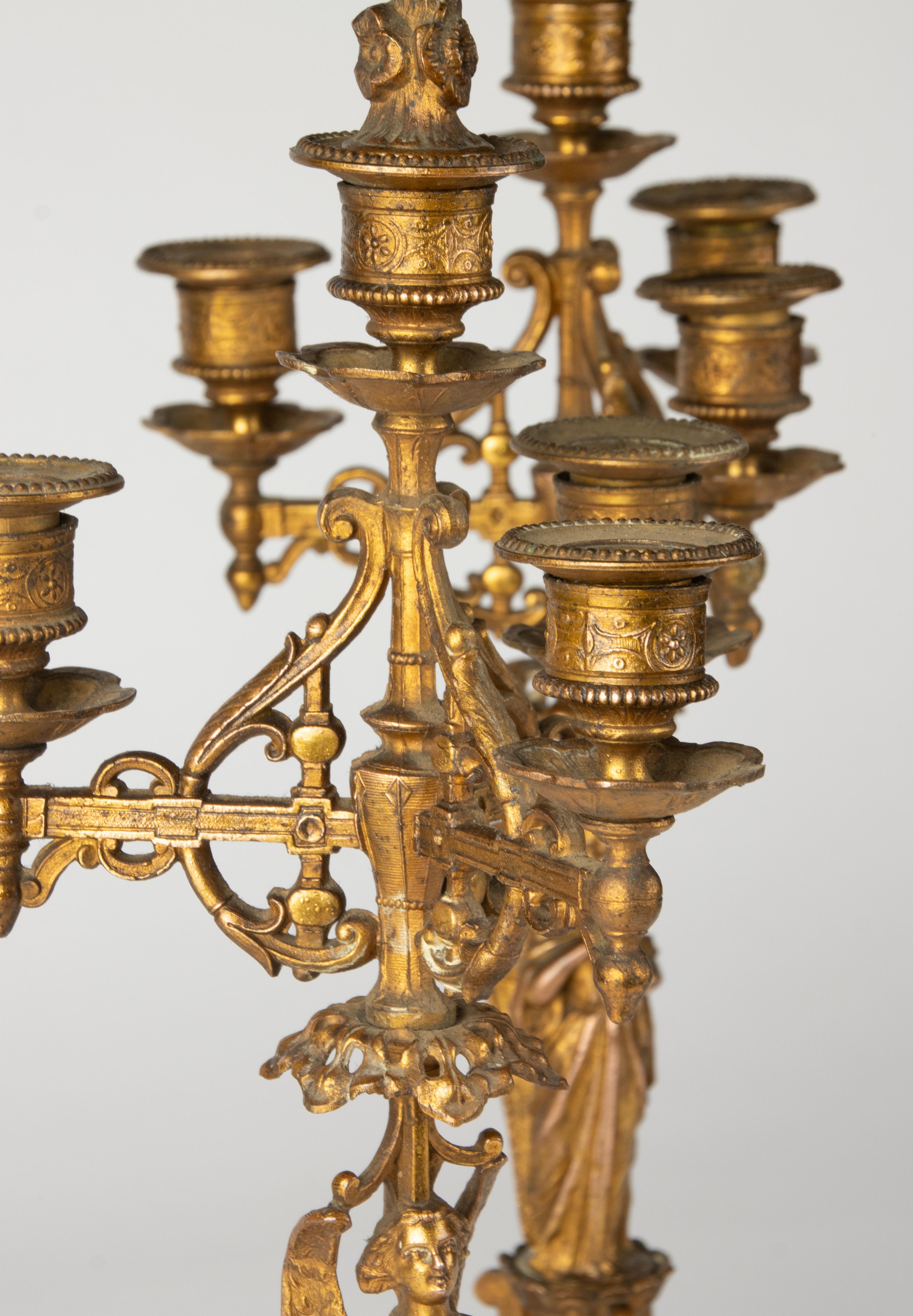 Ein Paar Kandelaber aus dem 19. Jahrhundert – Bronze patiniertes Zinn im gotischen Stil im Angebot 10
