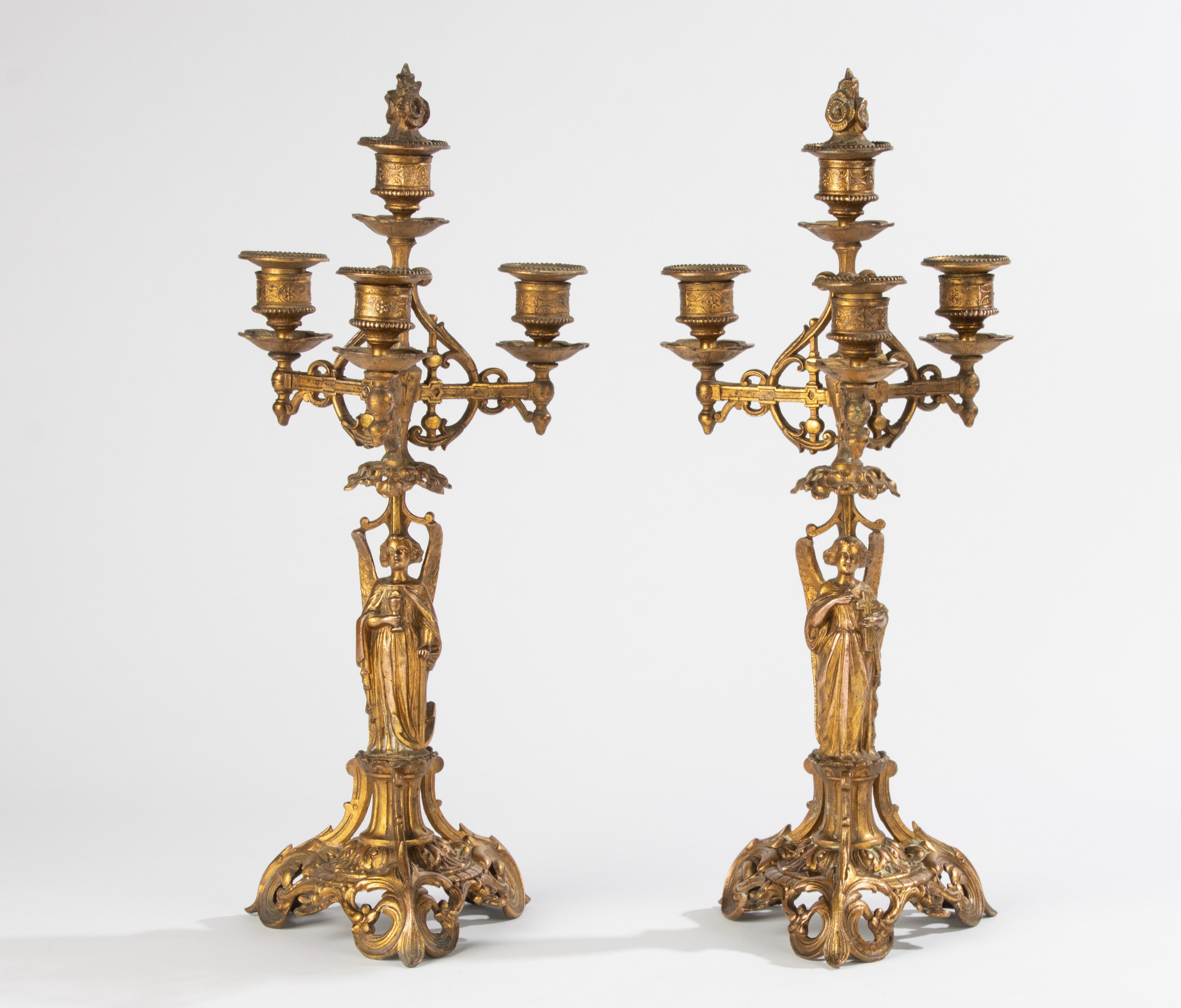 Ein Paar Kandelaber aus dem 19. Jahrhundert – Bronze patiniertes Zinn im gotischen Stil (Gotisch) im Angebot
