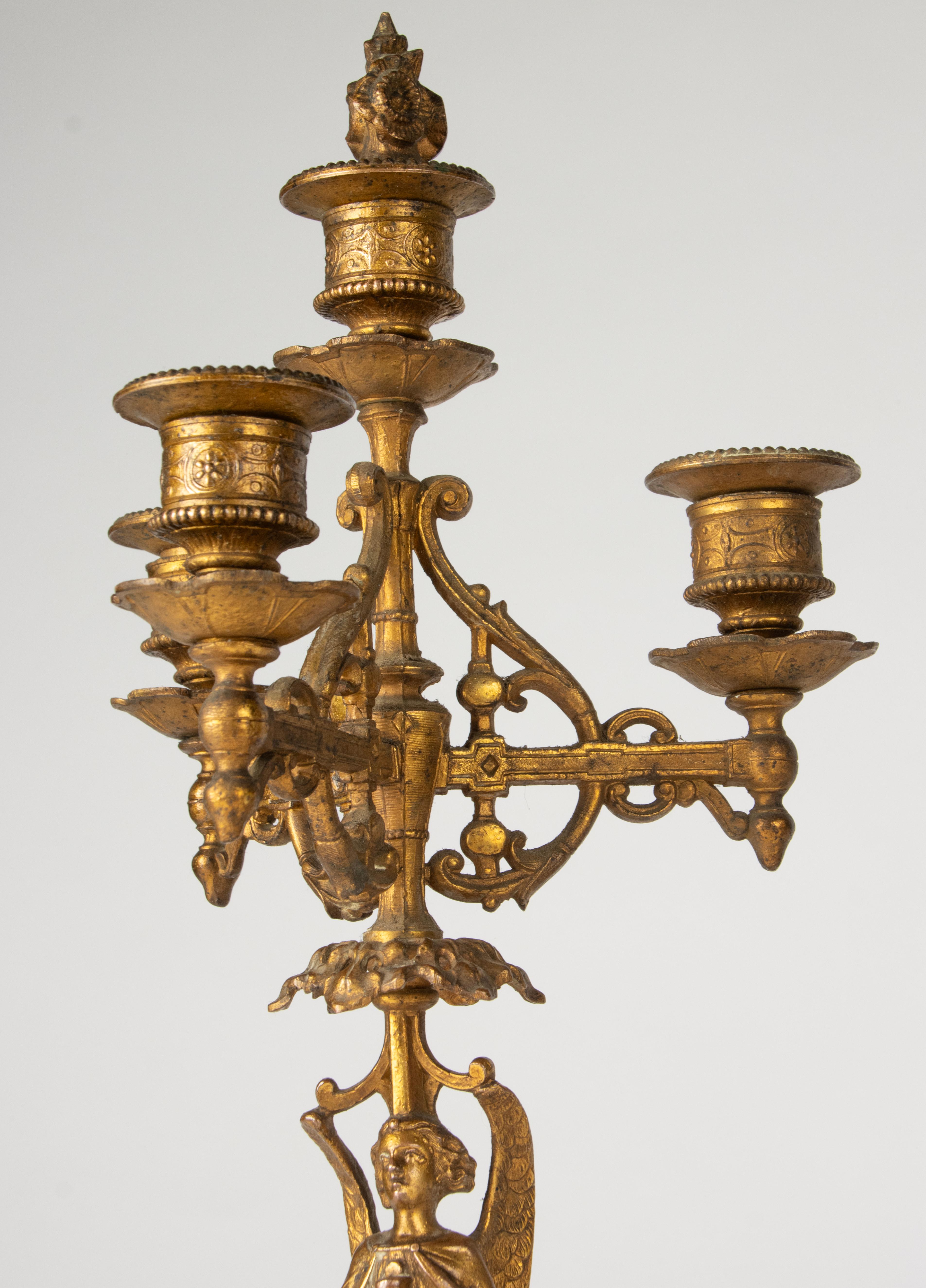 Ein Paar Kandelaber aus dem 19. Jahrhundert – Bronze patiniertes Zinn im gotischen Stil (Vergoldet) im Angebot