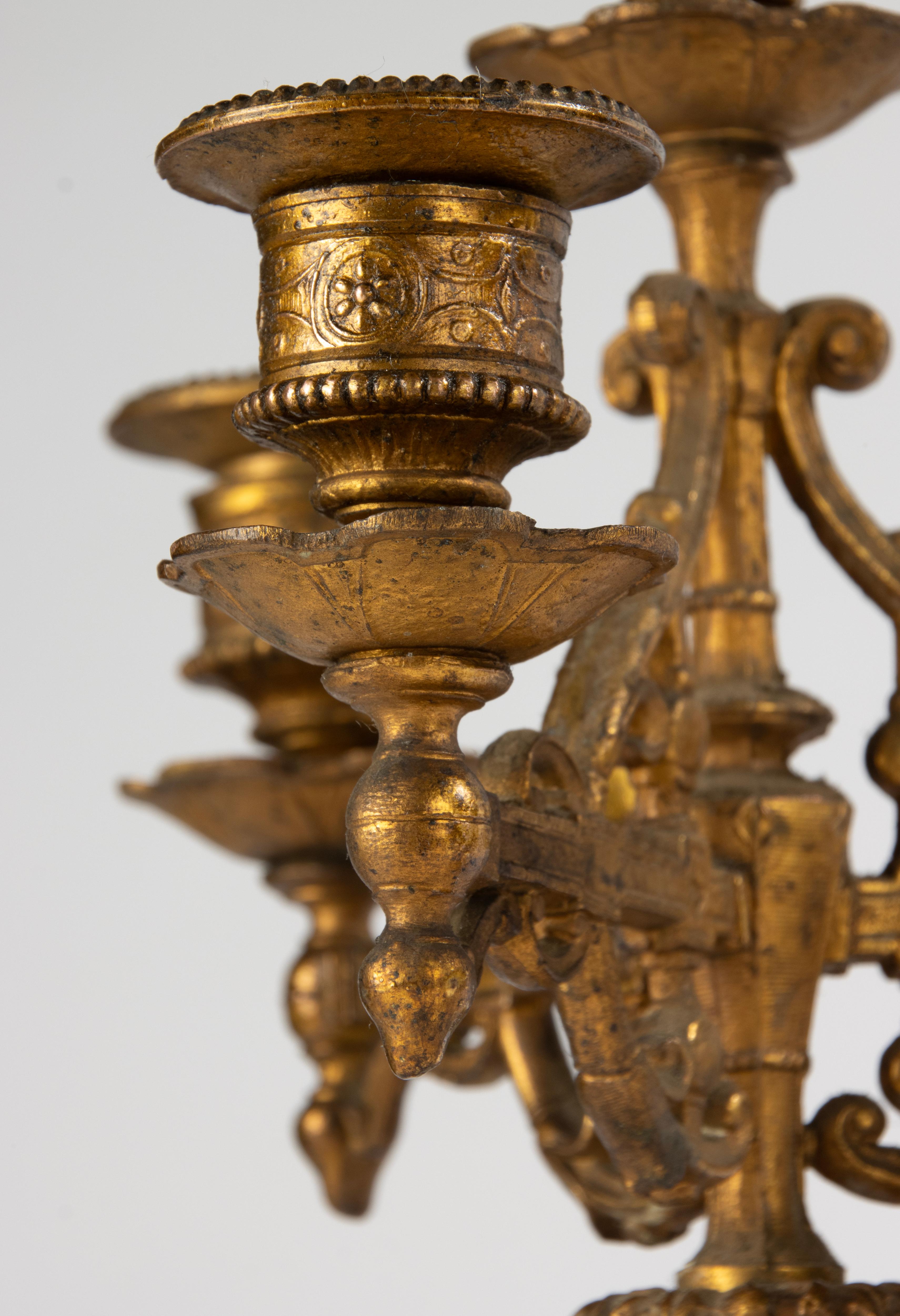 Ein Paar Kandelaber aus dem 19. Jahrhundert – Bronze patiniertes Zinn im gotischen Stil im Zustand „Gut“ im Angebot in Casteren, Noord-Brabant