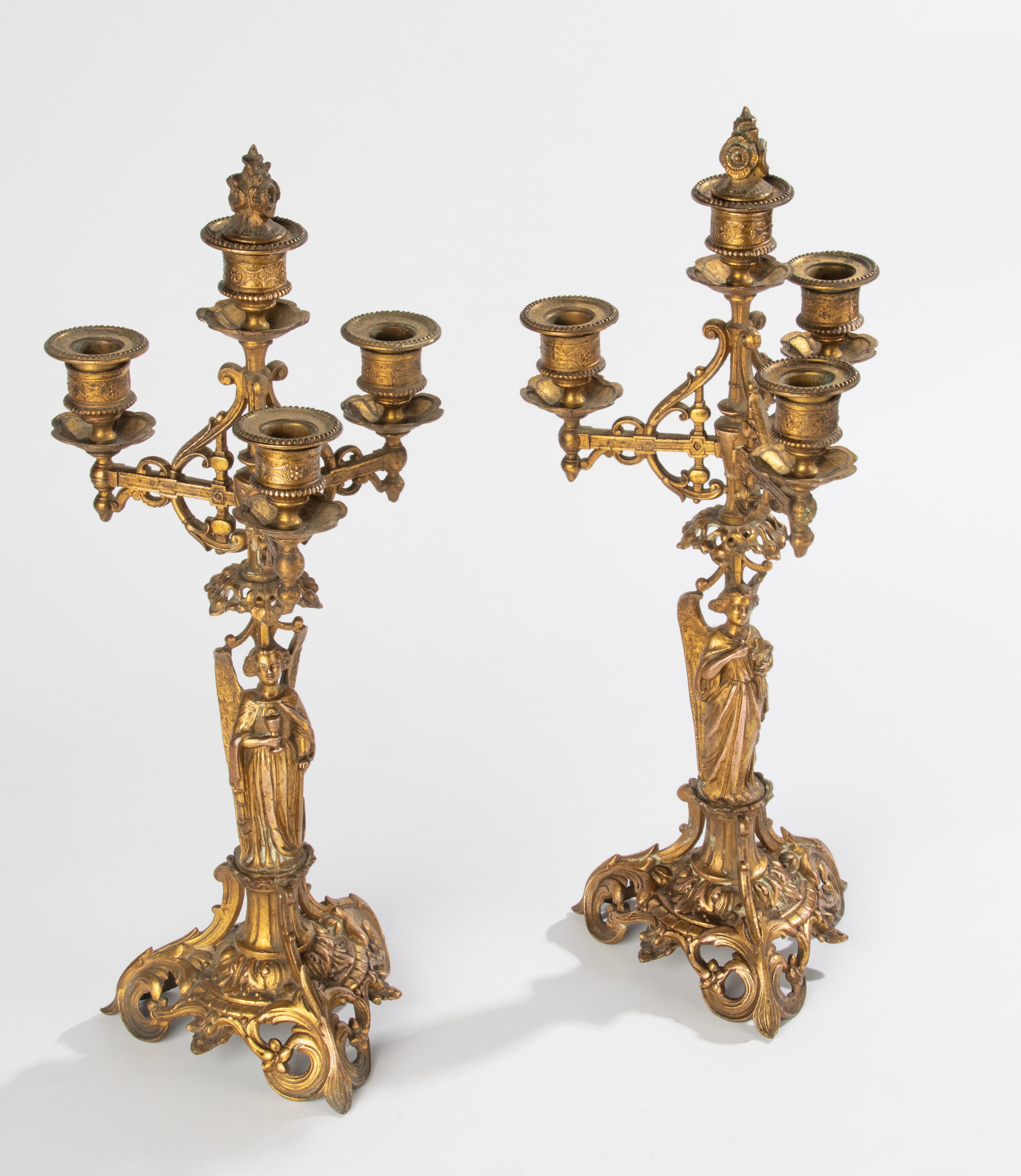 Ein Paar Kandelaber aus dem 19. Jahrhundert – Bronze patiniertes Zinn im gotischen Stil (Frühes 20. Jahrhundert) im Angebot