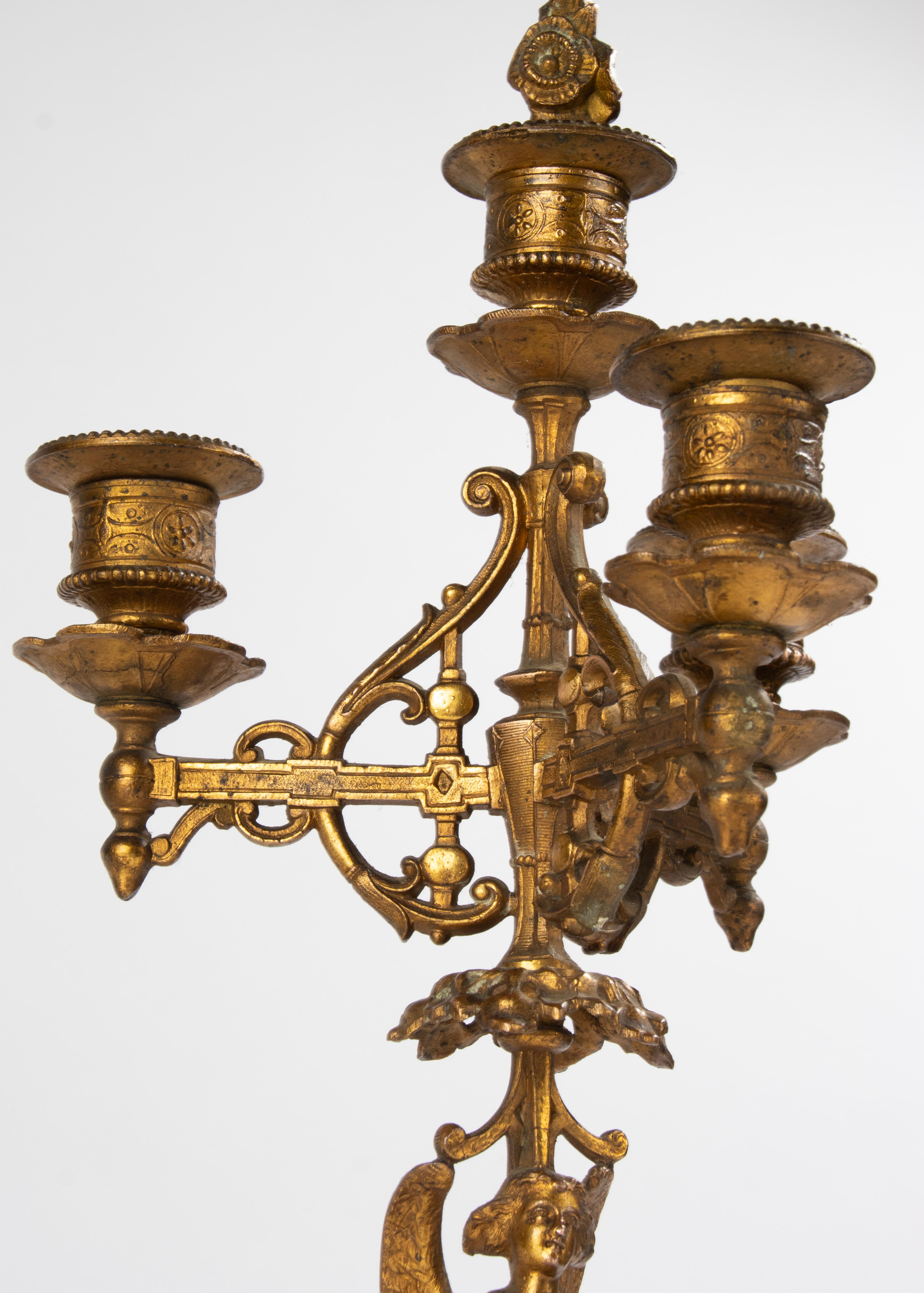 Ein Paar Kandelaber aus dem 19. Jahrhundert – Bronze patiniertes Zinn im gotischen Stil (Zink) im Angebot