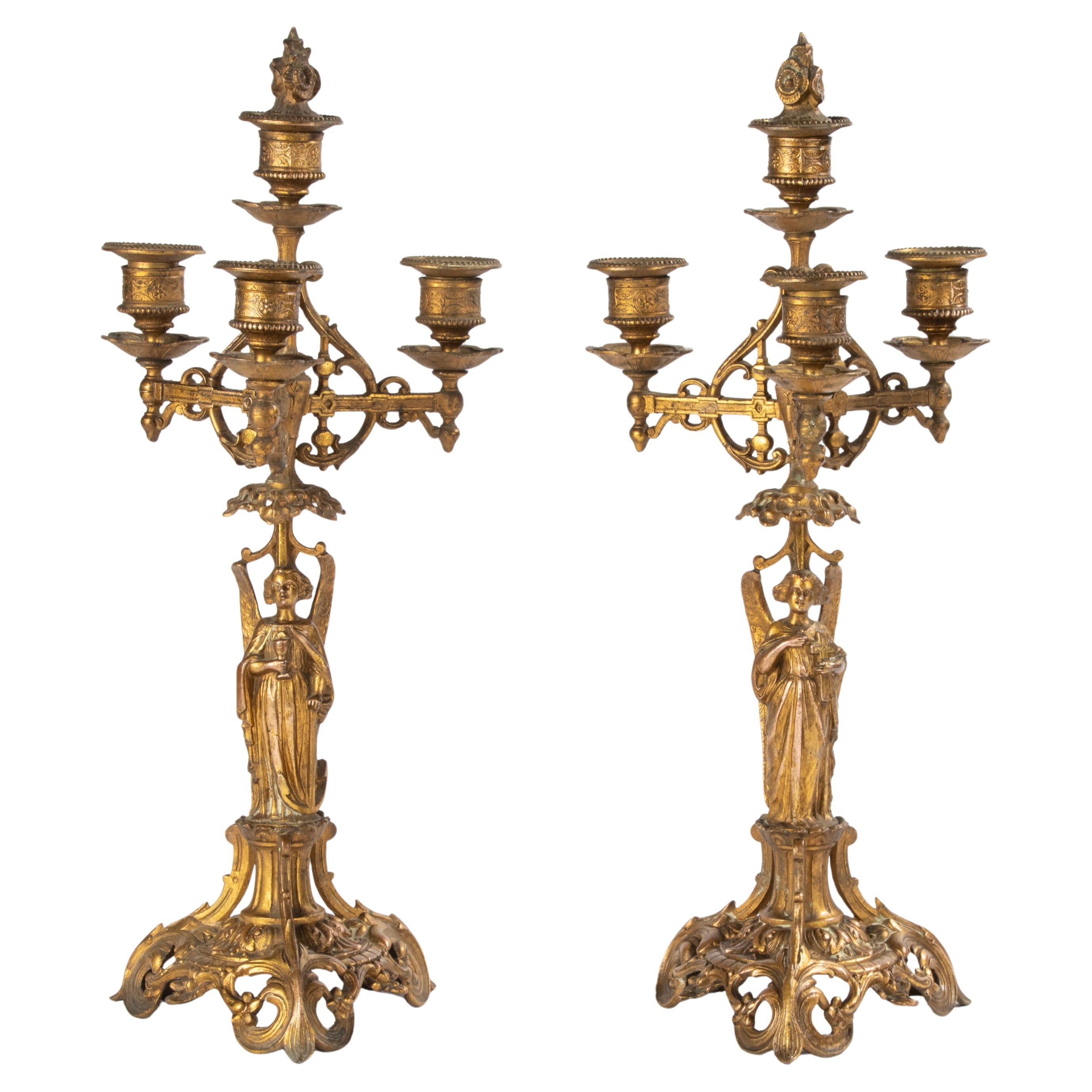 Ein Paar Kandelaber aus dem 19. Jahrhundert – Bronze patiniertes Zinn im gotischen Stil im Angebot