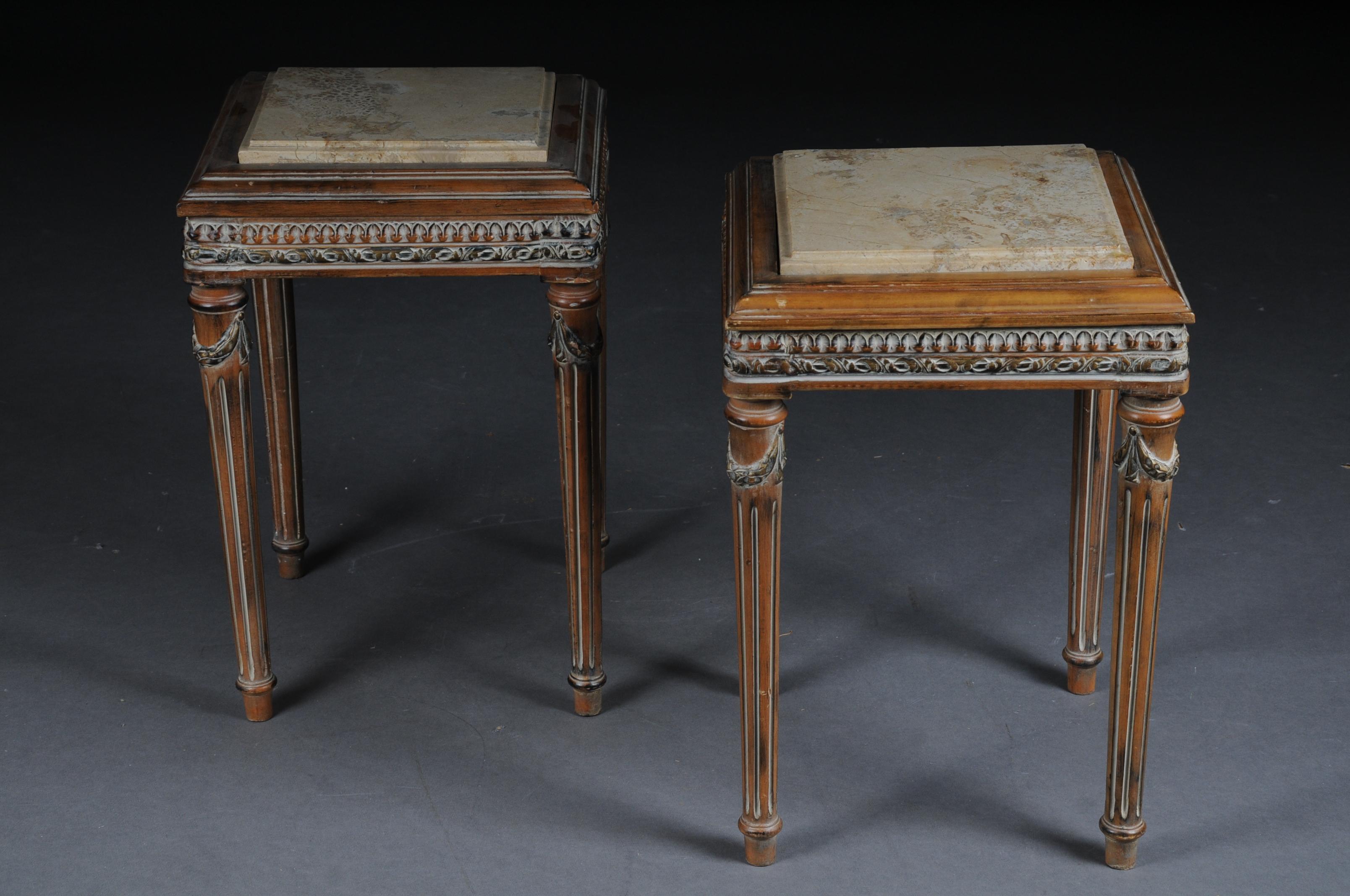 A Pair (2) 20th century Louis XV style French side table.

Excellent French table in Louis XVI style.
Highly valuable solid beechwood carved to the finest detail. Colored inlays.

(G-99).