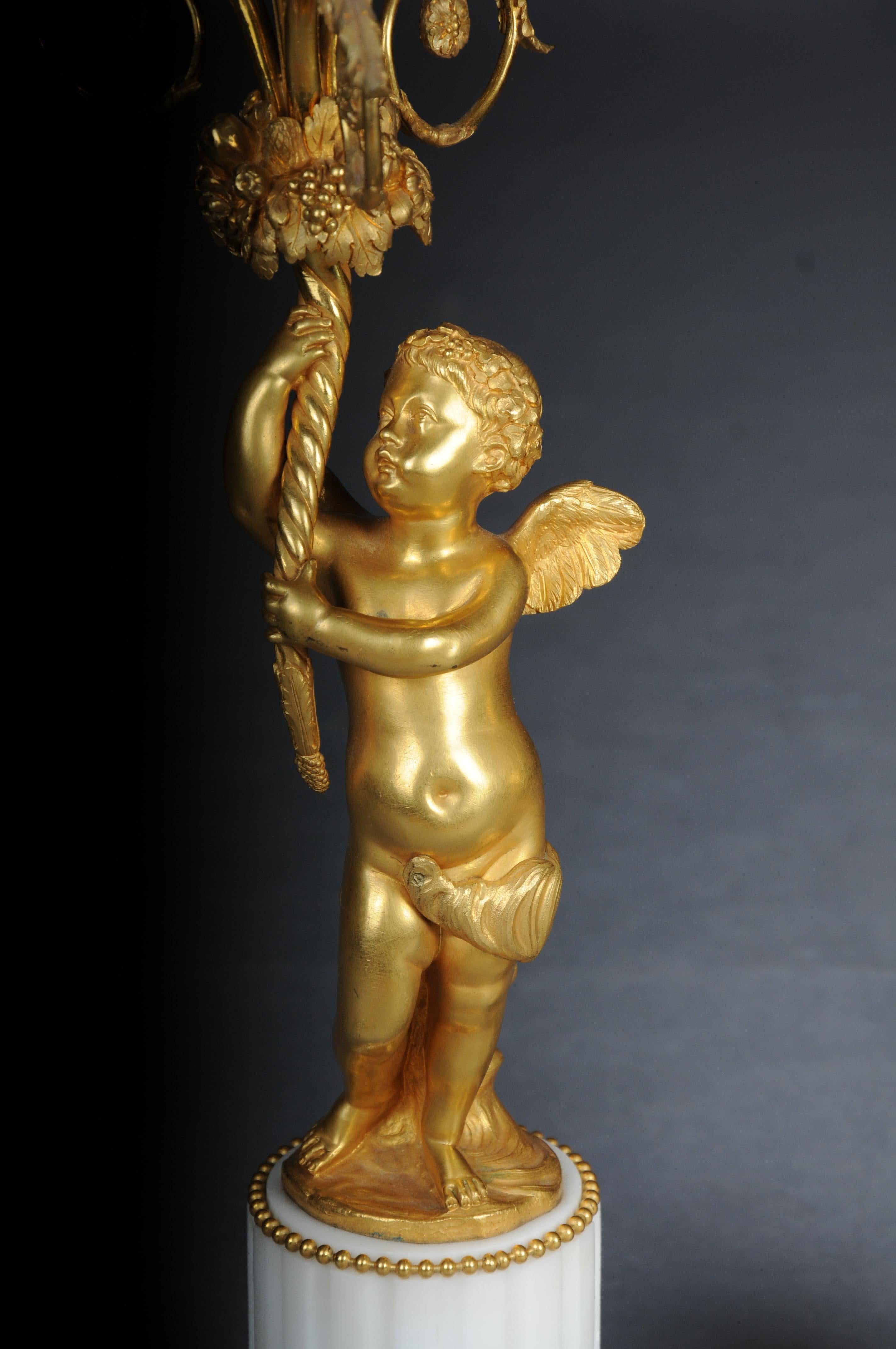 Ein Paar (2) figurale Kandelaber im Louis XVI-Stil. (Vergoldet) im Angebot