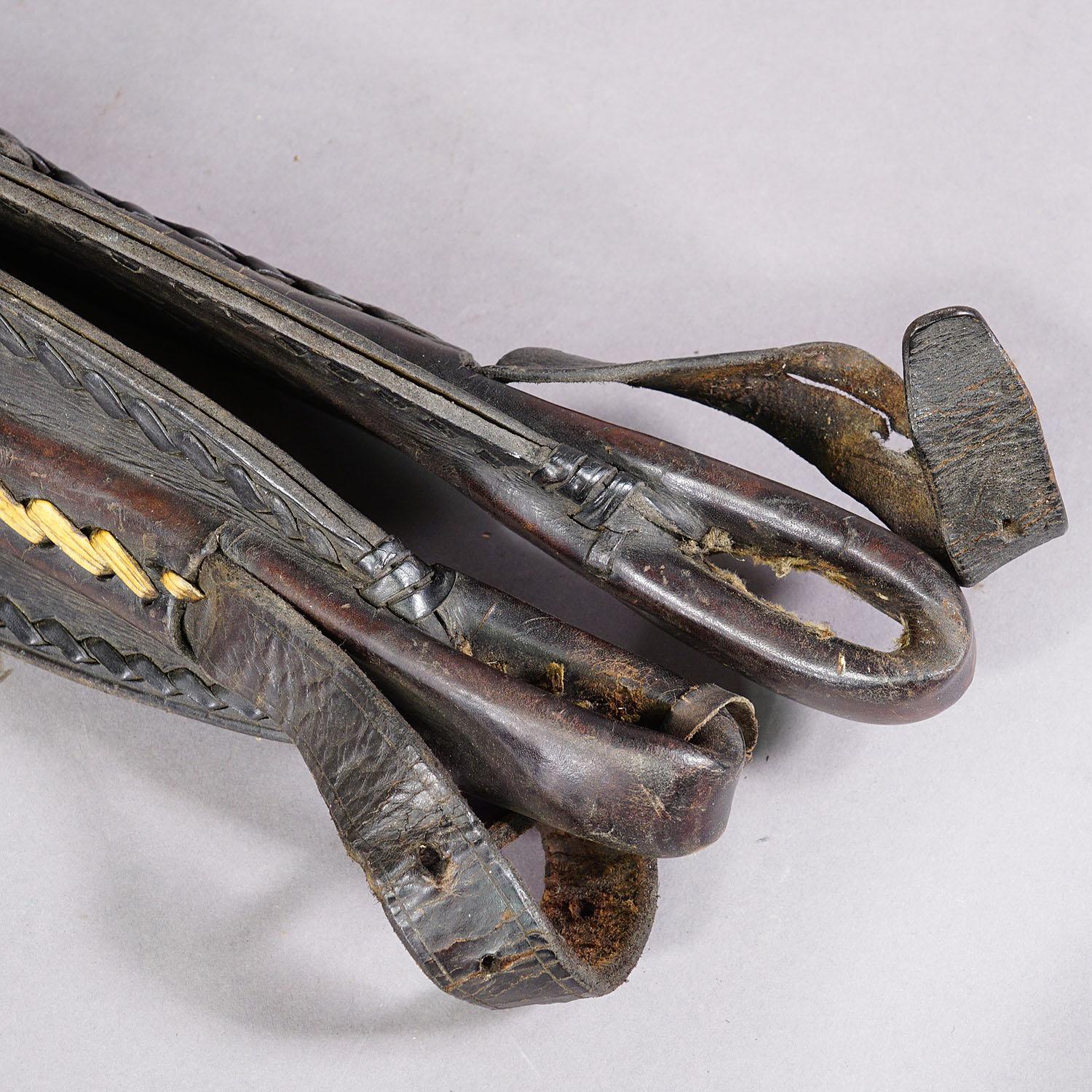 Ein Paar antike Steigbügelhalter aus Leder im Angebot 1
