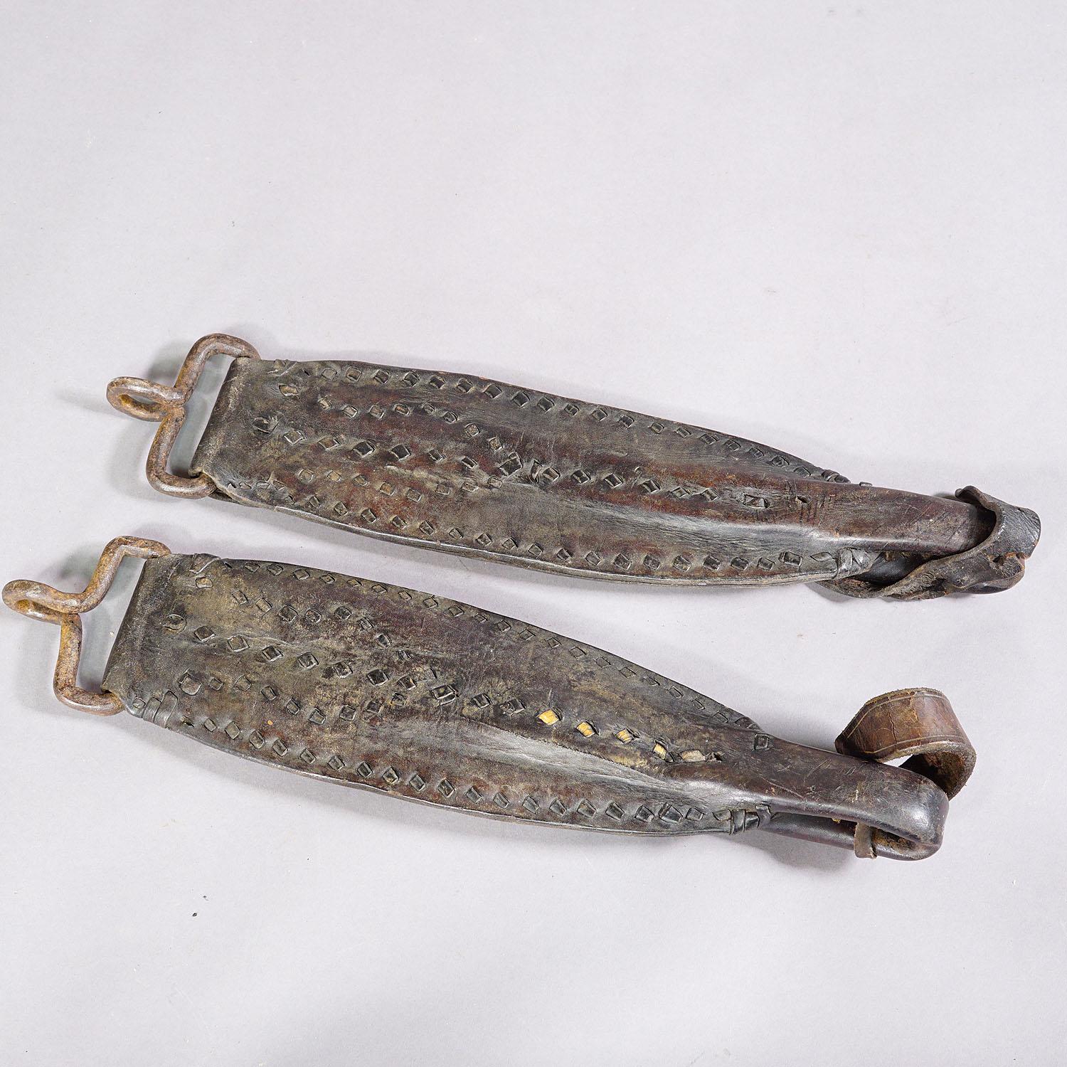 Ein Paar antike Steigbügelhalter aus Leder im Angebot 2