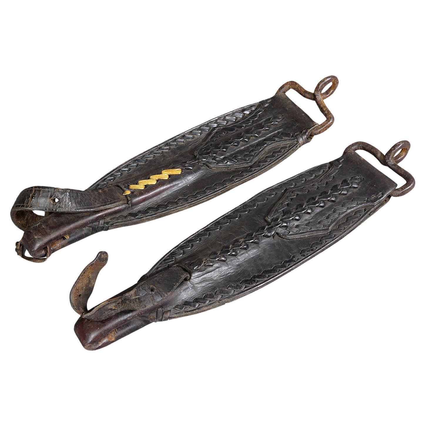 Ein Paar antike Steigbügelhalter aus Leder im Angebot