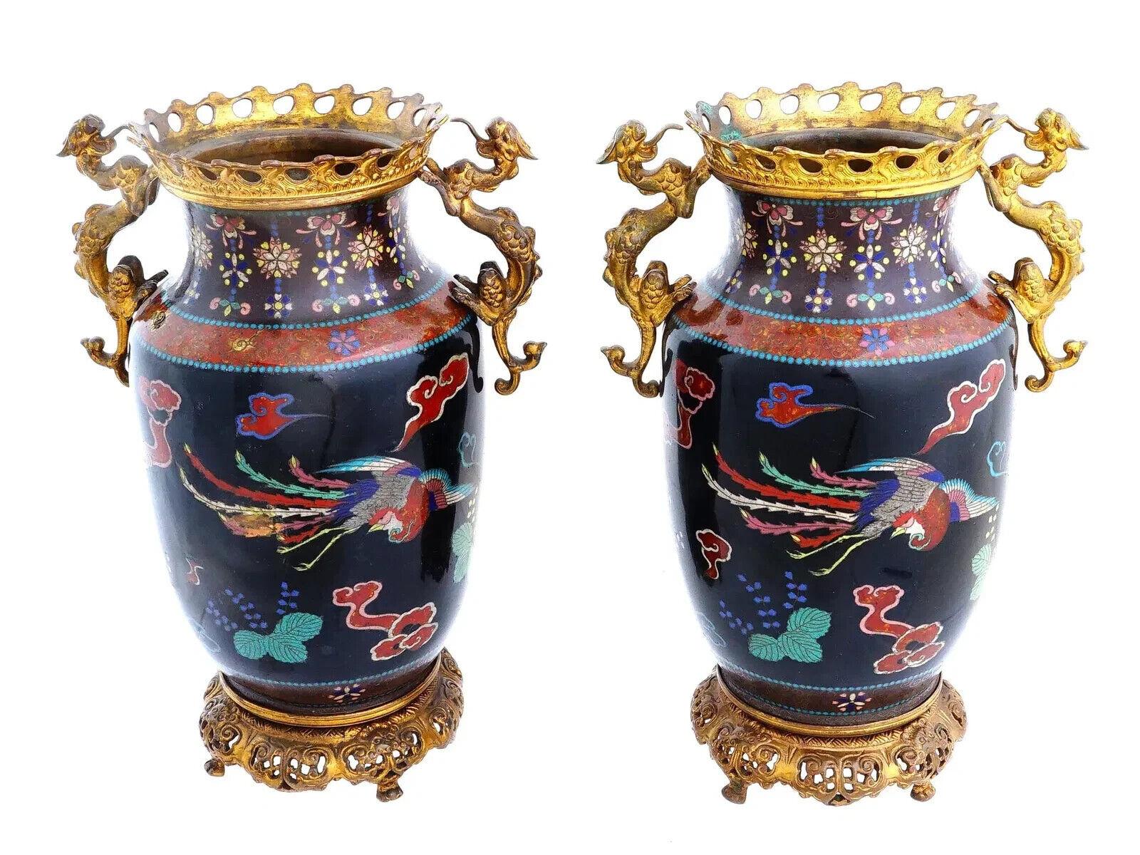 Ein Paar antiker japanischer dekorativer Cloisonne-Email-Vasen mit vergoldetem Bronzesockel und Griffen. Jede hat eine abgerundete Balusterform mit einem dunklen kobaltblauen Grund, der mit Abbildungen von Fenix-Vögeln und Blumenmustern verziert