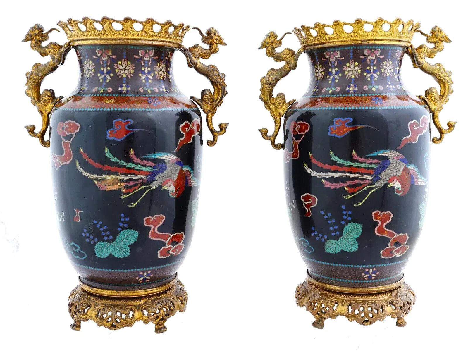 Ein Paar antike japanische Meiji-Vasen aus Cloisonné-Emaille und Goldbronze mit Goldbronze-Montierung (Meiji-Periode) im Angebot
