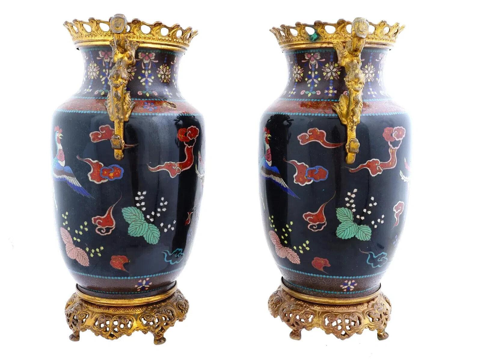 Ein Paar antike japanische Meiji-Vasen aus Cloisonné-Emaille und Goldbronze mit Goldbronze-Montierung im Zustand „Gut“ im Angebot in New York, NY