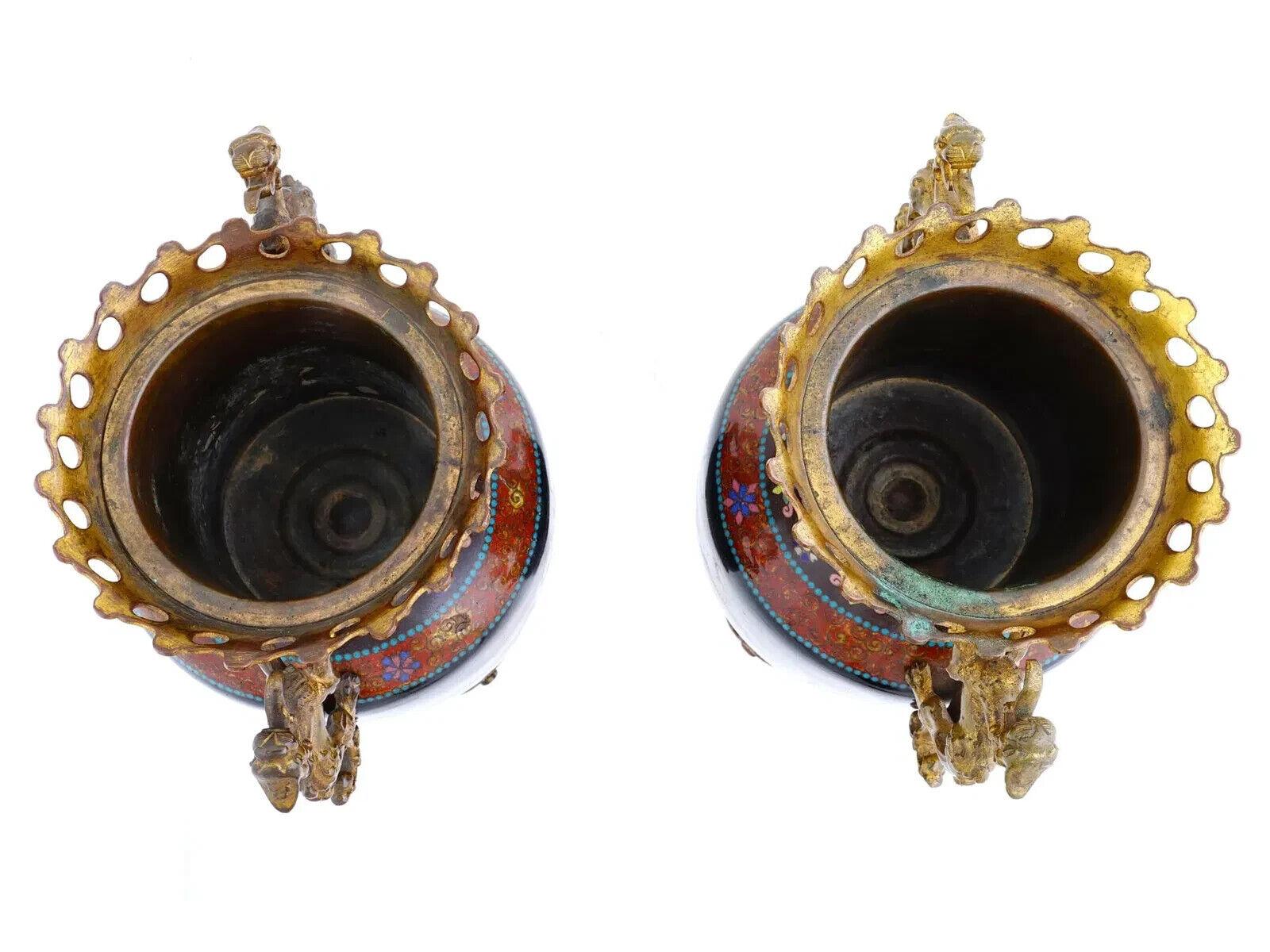 Ein Paar antike japanische Meiji-Vasen aus Cloisonné-Emaille und Goldbronze mit Goldbronze-Montierung (19. Jahrhundert) im Angebot