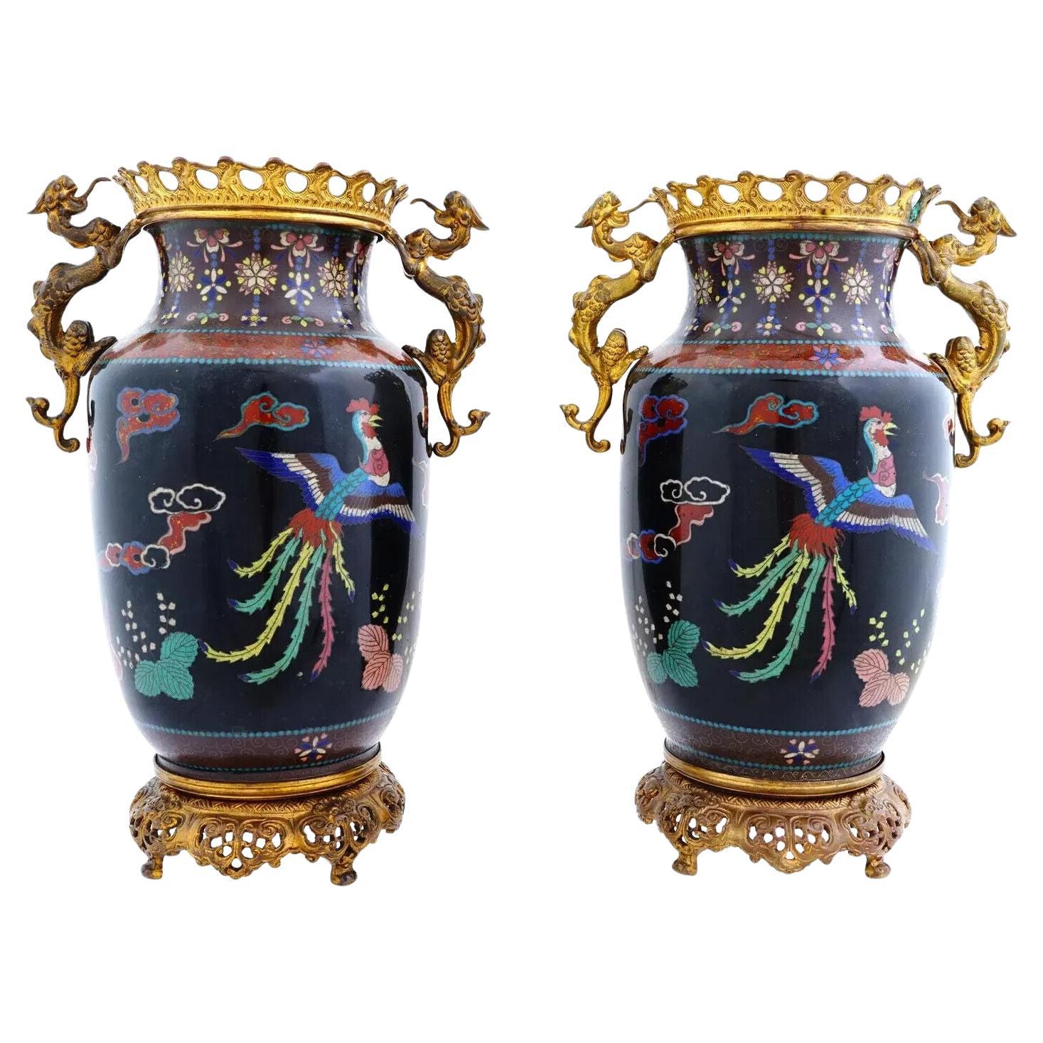 Ein Paar antike japanische Meiji-Vasen aus Cloisonné-Emaille und Goldbronze mit Goldbronze-Montierung im Angebot