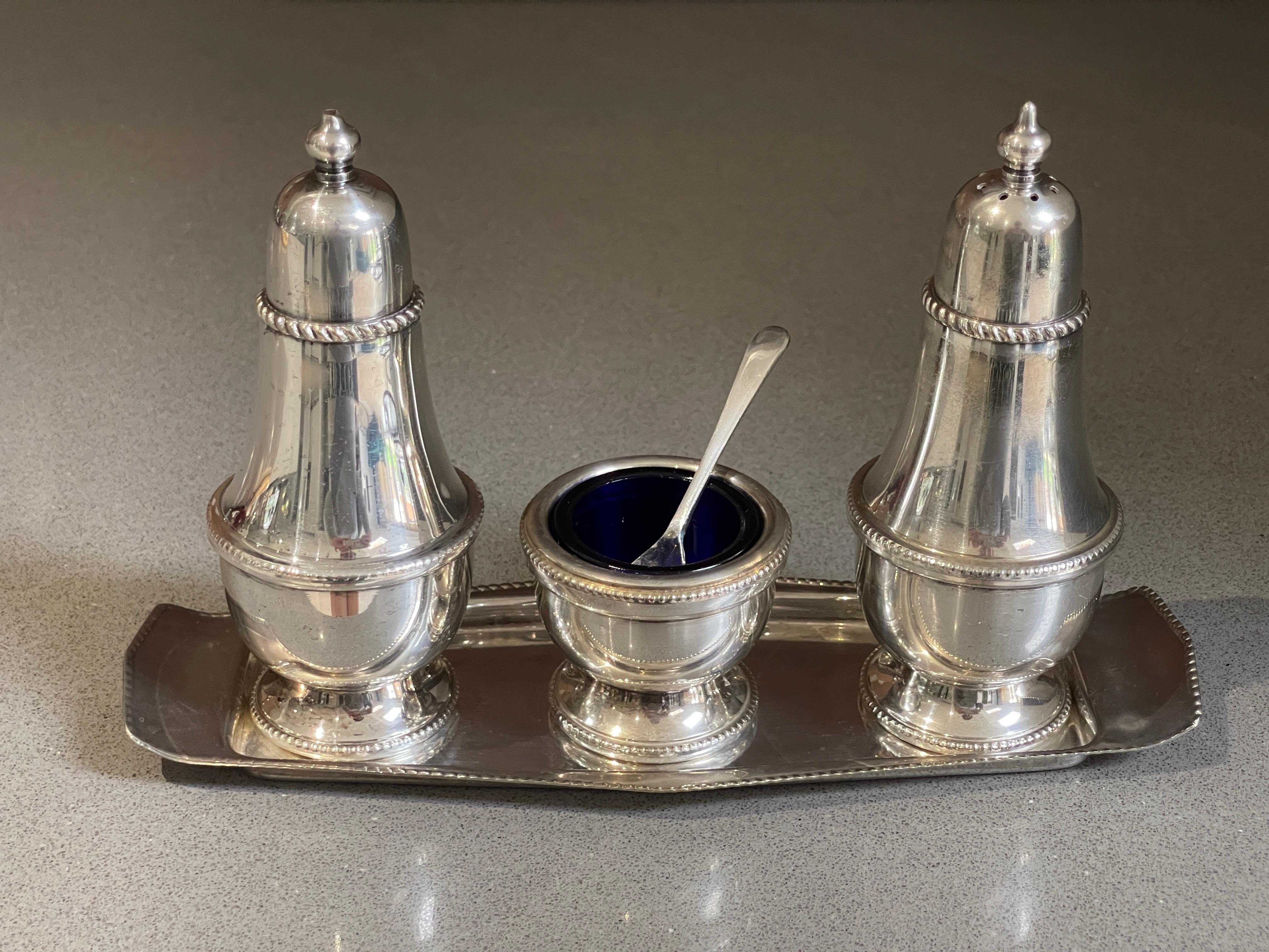 Ein Paar Antike Silber Salz Pfeffer Shaker Art Deco Dekorative Gewürze Set Tablett  (Englisch) im Angebot