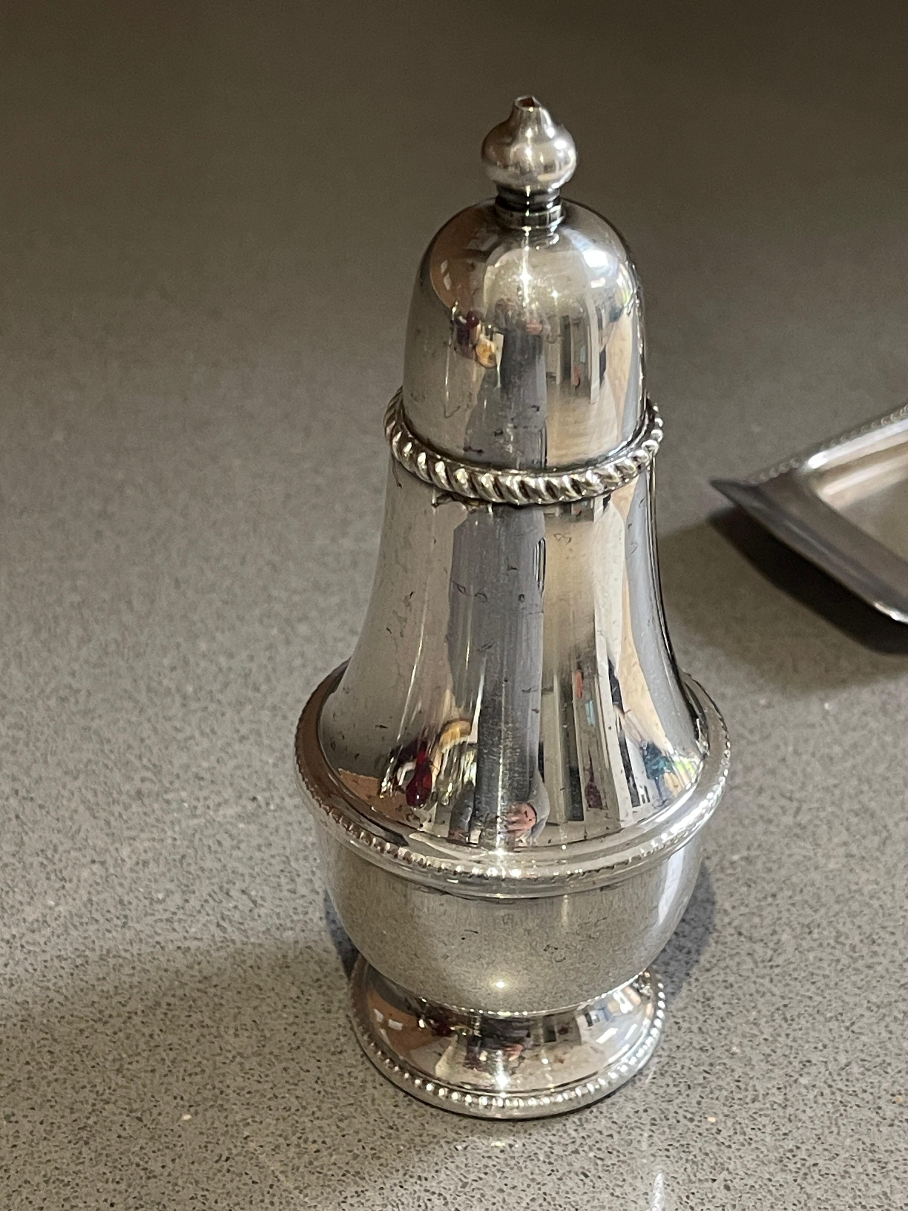 Un par de saleros y pimenteros antiguos de plata Art Decó Juego de condimentos decorativos Bandeja en Excelente estado para la venta en Wembley, GB