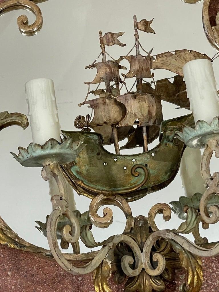 Ein Paar antike venezianische Tole & verspiegelte Schiffsmotiv-Wandleuchter im Zustand „Gut“ im Angebot in West Palm Beach, FL