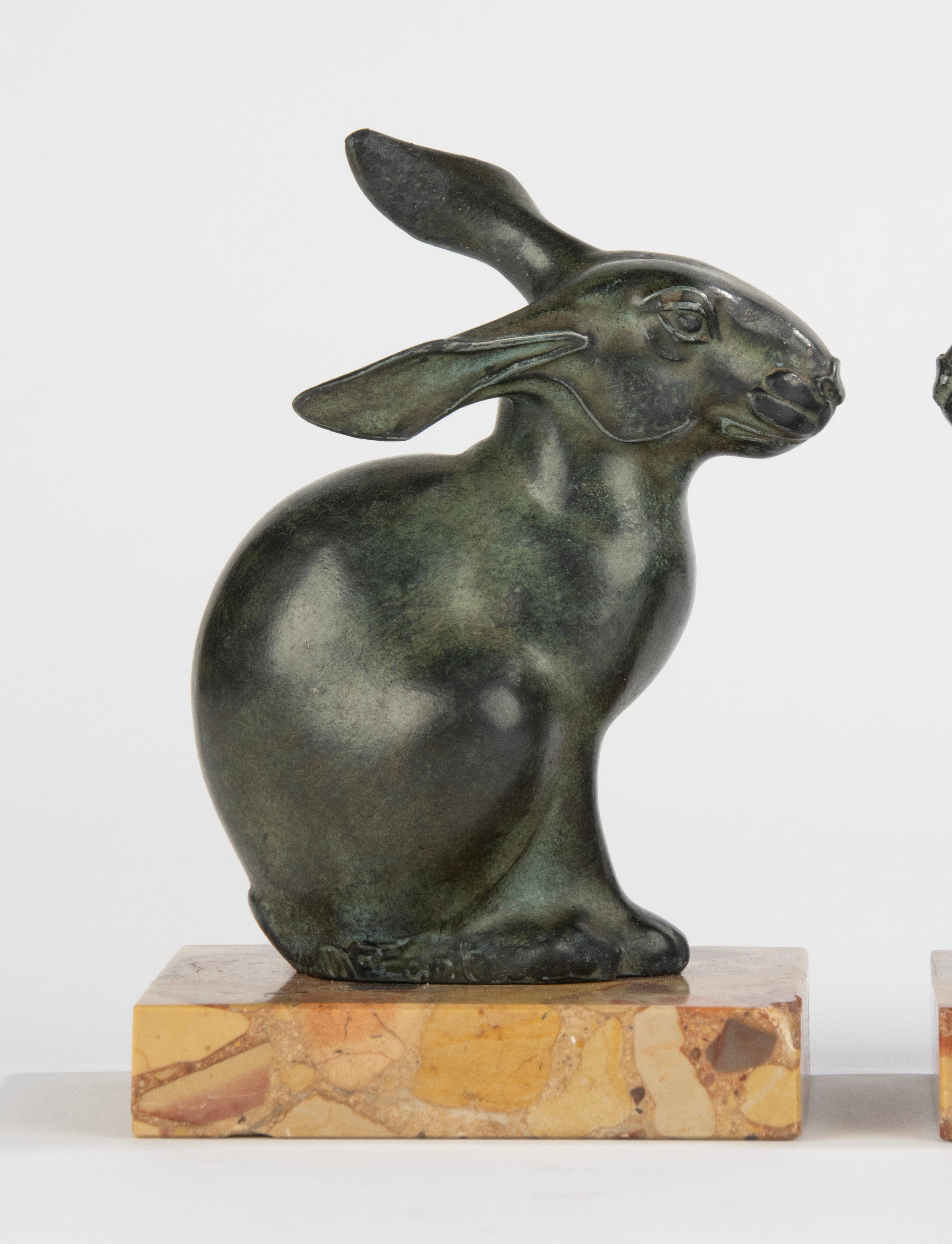 A pair of green patinated spelter bookends with rabbits. On a Breccia marble (Breche-D’alleppe) plinth. Made in the French Art Deco period, 1920-1930. Signed: M. Font. In good condition, one small piece missing at the corner of the marble plint, see