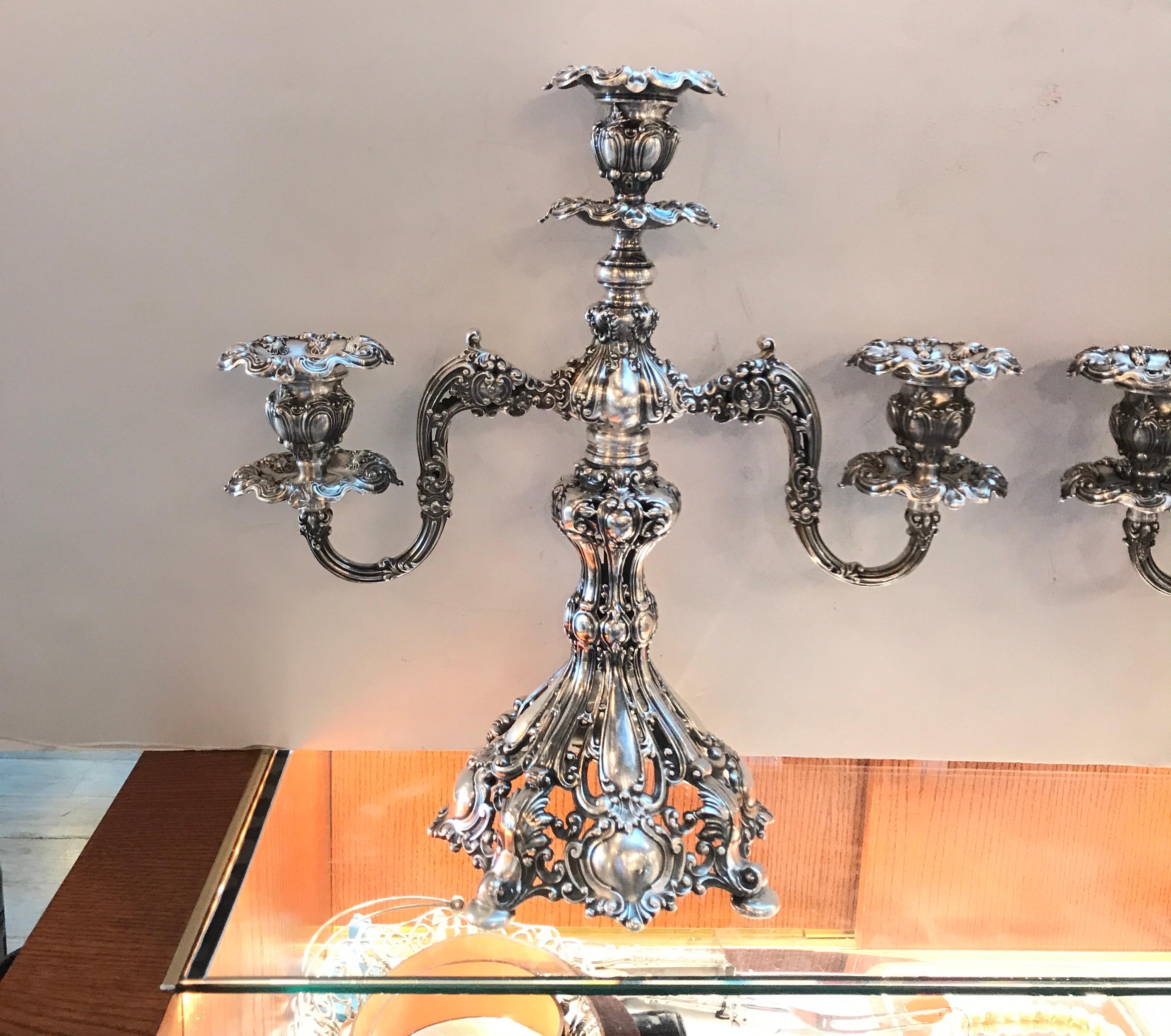Américain Paire de candélabres baroques en métal argenté « Renaissance » en vente